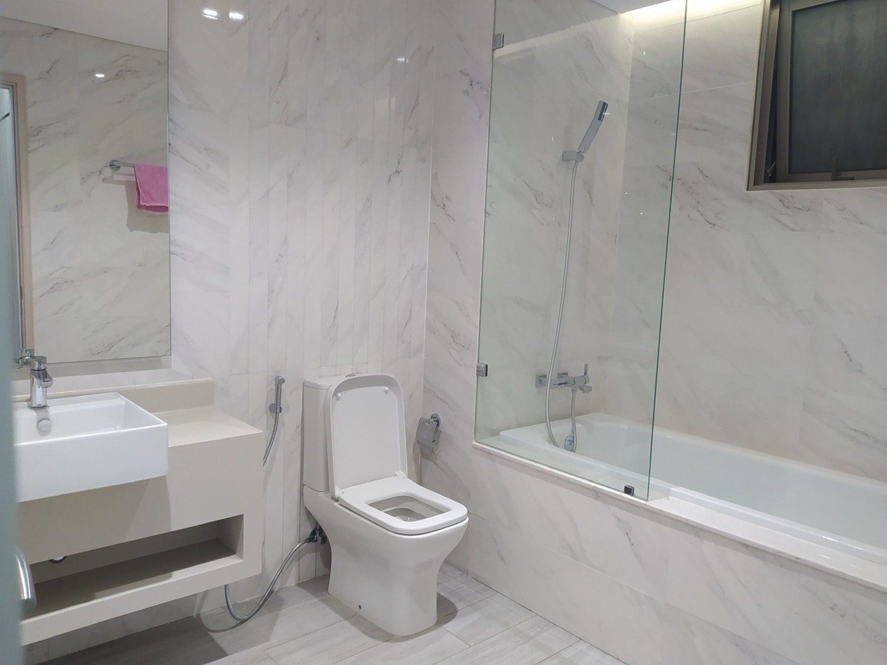 Cần bán căn hộ Midtown The Grand, phú mỹ hưng, quận 7. Diện tích: 135m, 3 phòng ngủ, nội thất cao cấp, nhà đang cho thuê dài hạn. Gía chỉ 11,7 tỷ. Anh chị xem nhà liên hệ: hotline Ngọc Thư ( zalo, viber) - 7212