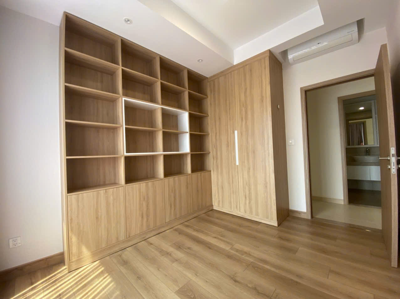 Bán căn hộ cao cấp Urbanhill, phú mỹ hưng, quận 7. Diện tích: 109m, 3 phòng ngủ, 2 wc. Nội thất cao cấp, ô xe miễn phí tầng hầm. Gía chỉ 9,5 tỷ . Qúy khách xem nhà liên hệ: hotline Ngọc Thư ( zalo, viber) - 7226