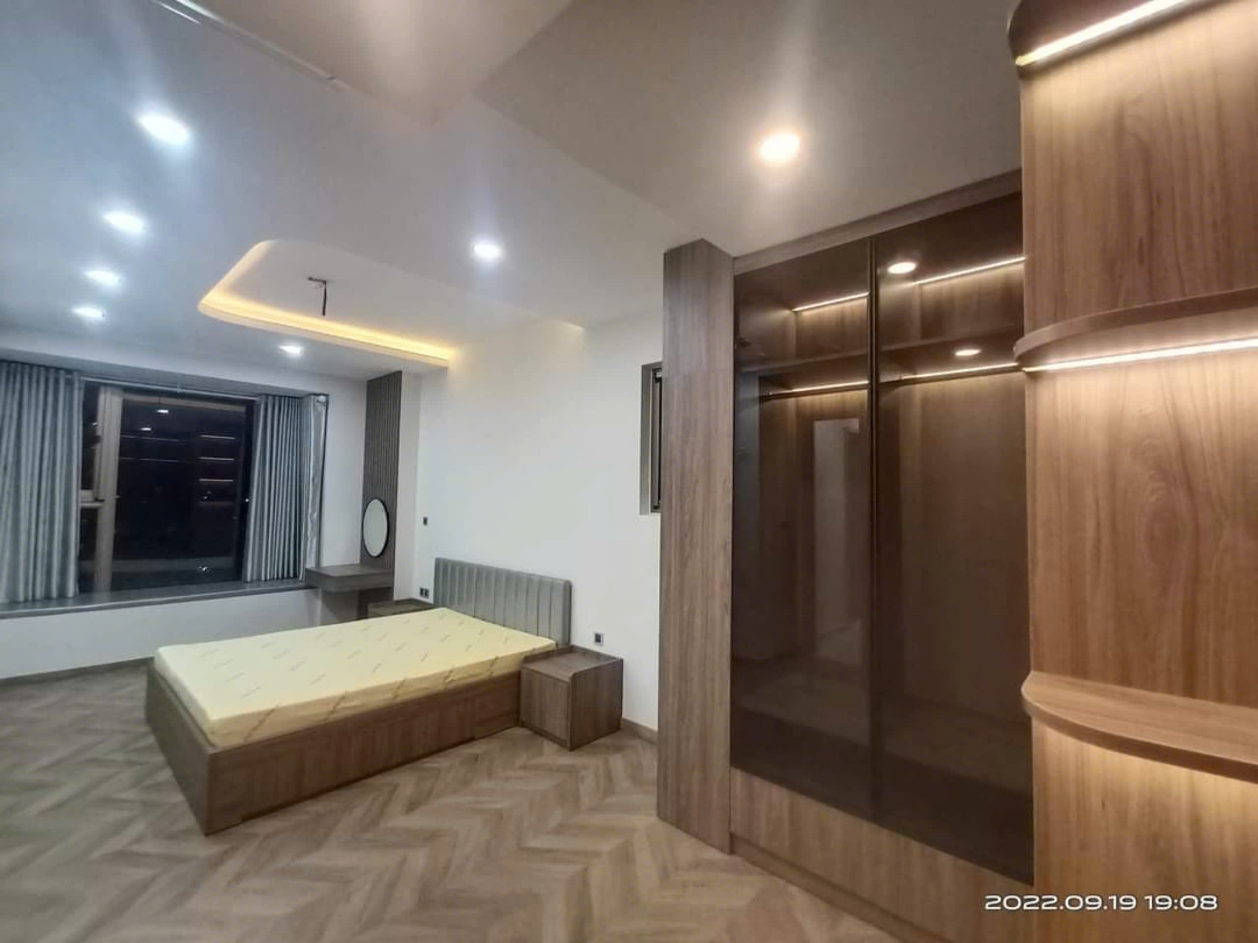 Cần bán căn hộ Midtown The Peak, phú mỹ hưng, quận 7. Dt: 85m, 2 phòng ngủ, nội thất cao cấp, ô xe hầm. Cần bán nhanh giá 8,1 tỷ. Qúy khách xem nhà liên hê: hotline Ngọc Thư ( zalo, viber) - 7252