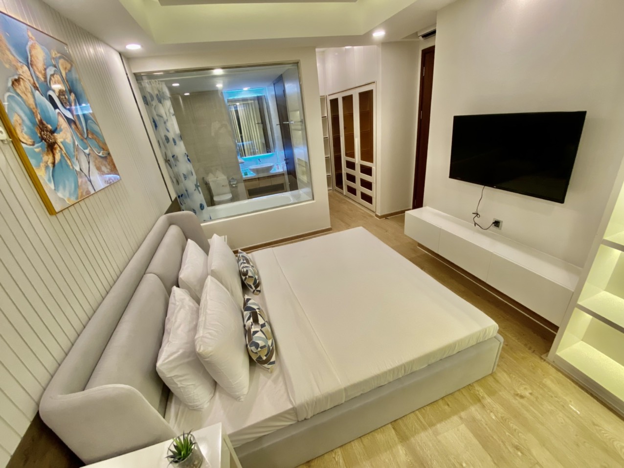 Cần bán căn hộ Midtown The Singnature, phú mỹ hưng, quận 7. Diện tích: 120m, 3 phòng ngủ, 2wc, view sông, nội thất cao cấp. Nhà đang cho thuê dài hạn, giá bán chỉ 12,8 tỷ. Qúy khách xem nhà liên hệ: hotline Ngọc Thư ( zalo, viber) - 7420