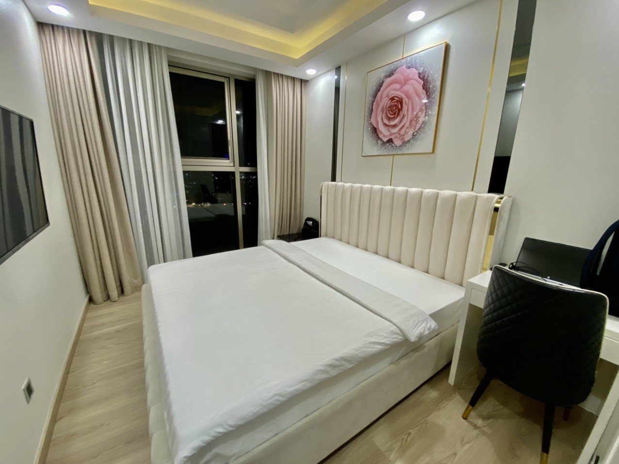 Cần bán căn hộ Midtown The Singnature, phú mỹ hưng, quận 7. Diện tích: 120m, 3 phòng ngủ, 2wc, view sông, nội thất cao cấp. Nhà đang cho thuê dài hạn, giá bán chỉ 12,8 tỷ. Qúy khách xem nhà liên hệ: hotline Ngọc Thư ( zalo, viber) - 7422