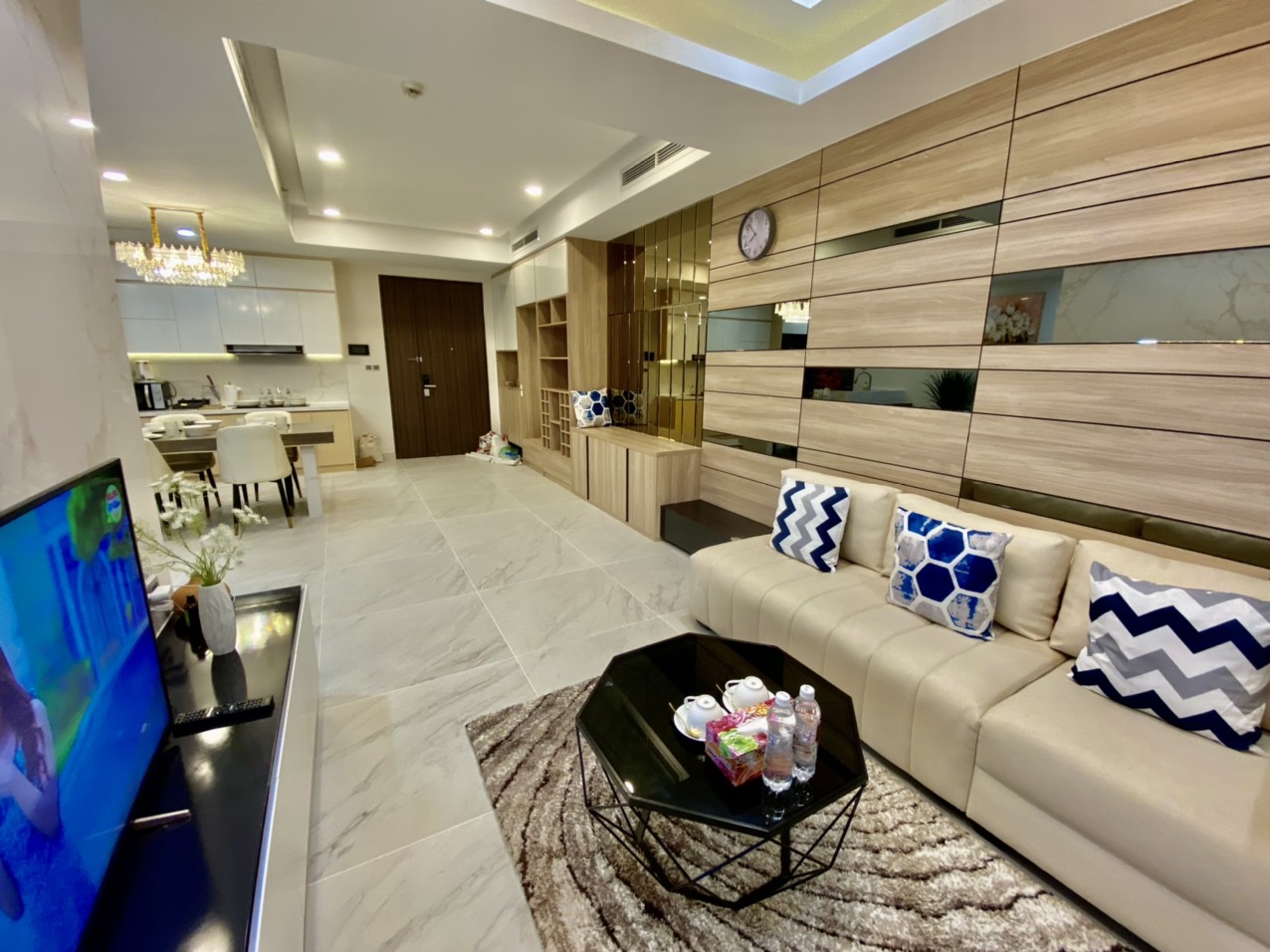 Cần bán căn hộ Midtown The Singnature, phú mỹ hưng, quận 7. Diện tích: 120m, 3 phòng ngủ, 2wc, view sông, nội thất cao cấp. Nhà đang cho thuê dài hạn, giá bán chỉ 12,8 tỷ. Qúy khách xem nhà liên hệ: hotline Ngọc Thư ( zalo, viber) - 7416