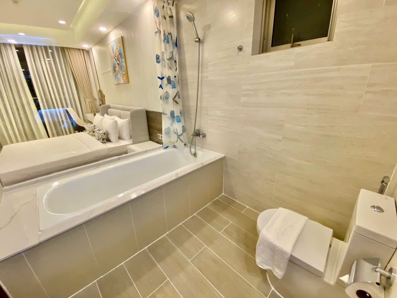 Cần bán căn hộ Midtown The Singnature, phú mỹ hưng, quận 7. Diện tích: 120m, 3 phòng ngủ, 2wc, view sông, nội thất cao cấp. Nhà đang cho thuê dài hạn, giá bán chỉ 12,8 tỷ. Qúy khách xem nhà liên hệ: hotline Ngọc Thư ( zalo, viber) - 7423