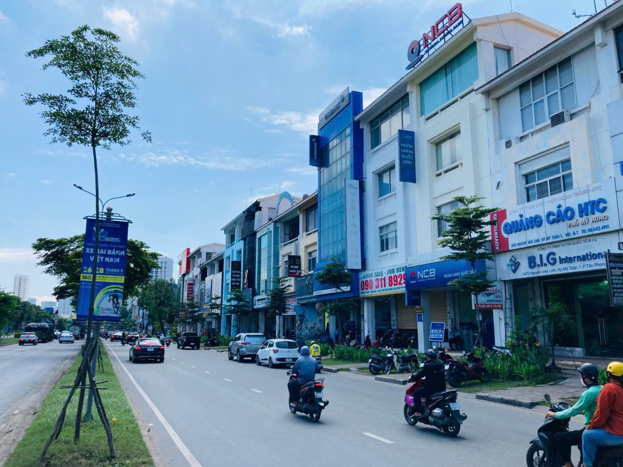 Duy Nhất 1 Căn Nhà Phố PMH - Q7. DT: 300m2. Nhà Trống Suốt - Sạch Sẽ- NTCB. Phù Hợp Làm Văn Phòng - Phòng Khám - Trường Học... Giá Chỉ 33 Triệu. Em Luân - 7426