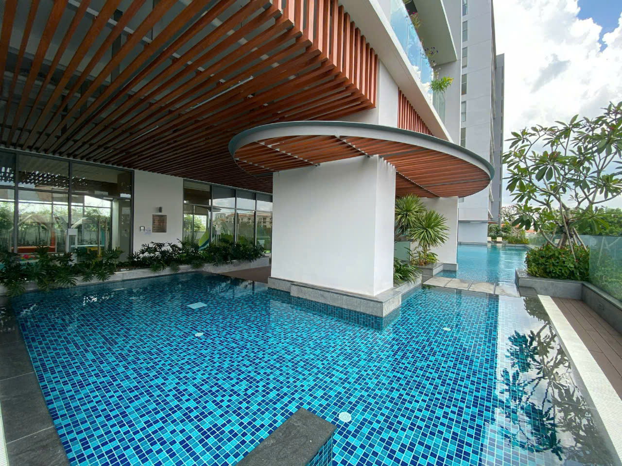 Cho thuê căn hộ Urbanhill, phú mỹ hưng, quận 7. Diện tích: 79m, 2 phòng ngủ, nội thất cơ bản như bếp, rèm, máy lạnh. Gía chỉ 18tr/ tháng. Qúy khách xem nhà liên hệ: hotline Ngọc Thư ( zalo, viber)