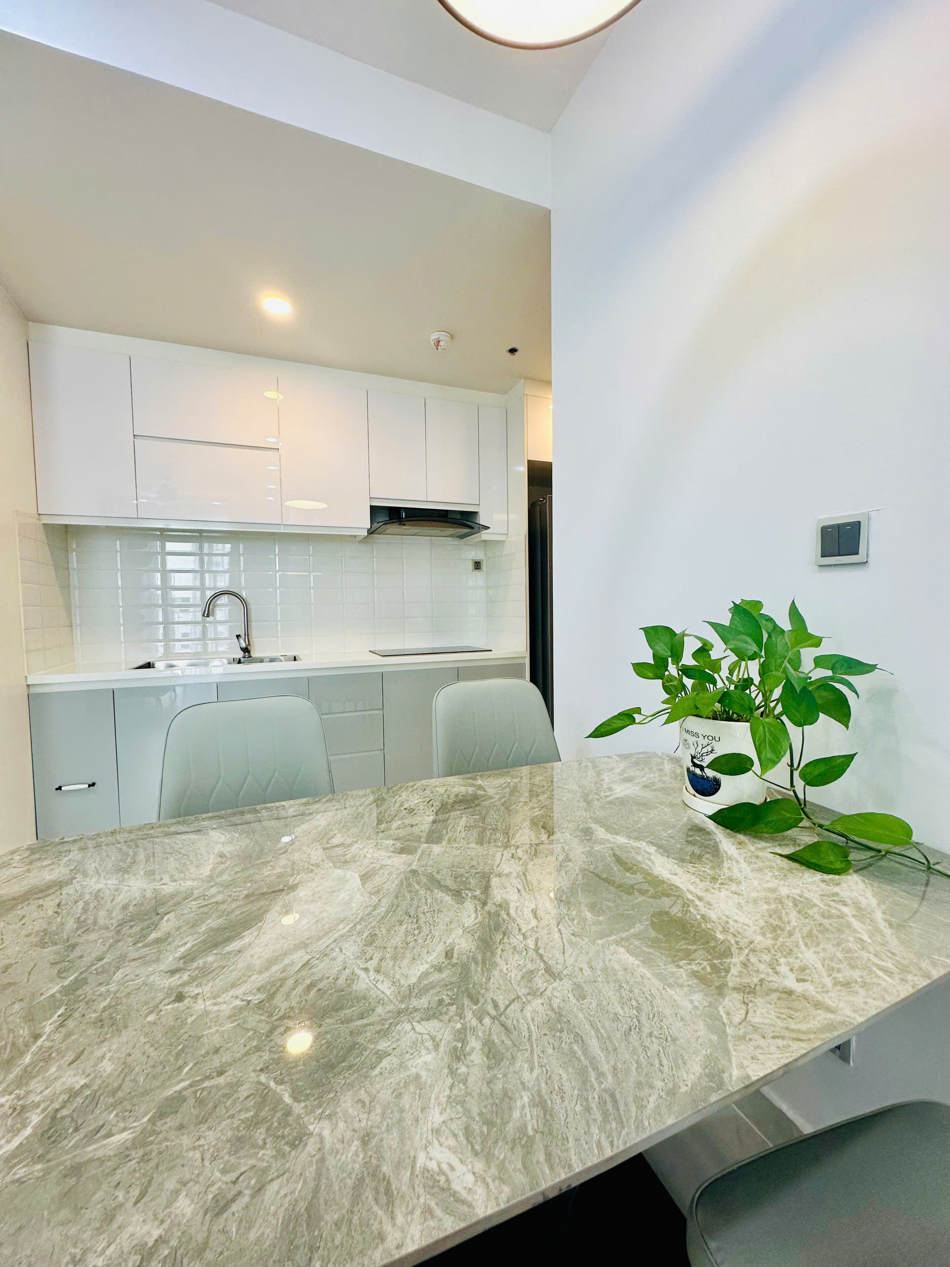 Cho thuê căn hộ Midtown , phú mỹ hưng, quận 7. Diện tích: 80m, 2 phòng ngủ, 2wc. Nội thất cao cấp, vào ở ngay. Gía chỉ 26 tr/ tháng. Anh chị xem nhà liên hệ: hotline Ngọc Thư ( zalo, viber) - 7589