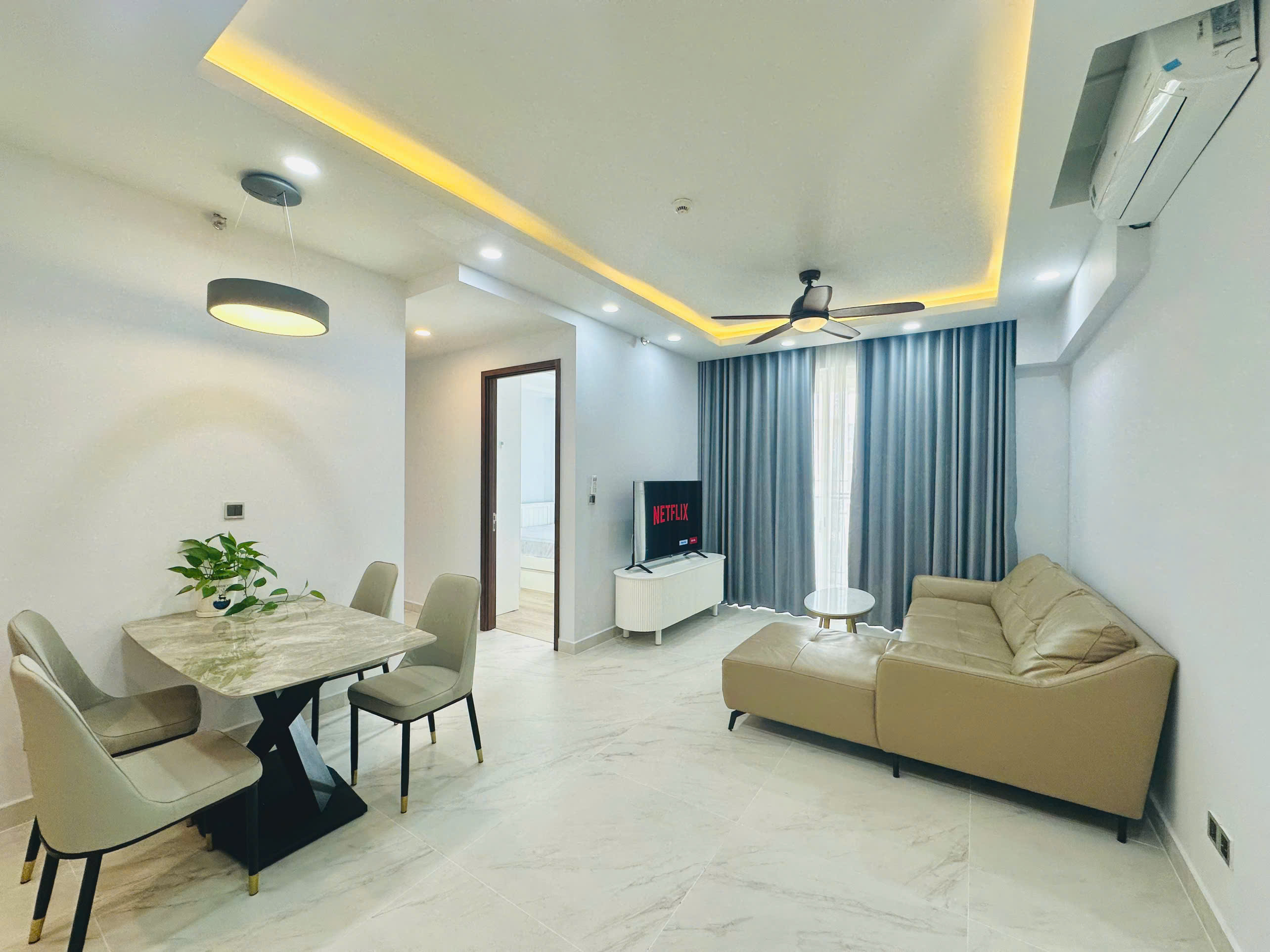Cho thuê căn hộ Midtown , phú mỹ hưng, quận 7. Diện tích: 80m, 2 phòng ngủ, 2wc. Nội thất cao cấp, vào ở ngay. Gía chỉ 26 tr/ tháng. Anh chị xem nhà liên hệ: hotline Ngọc Thư ( zalo, viber) - 7582