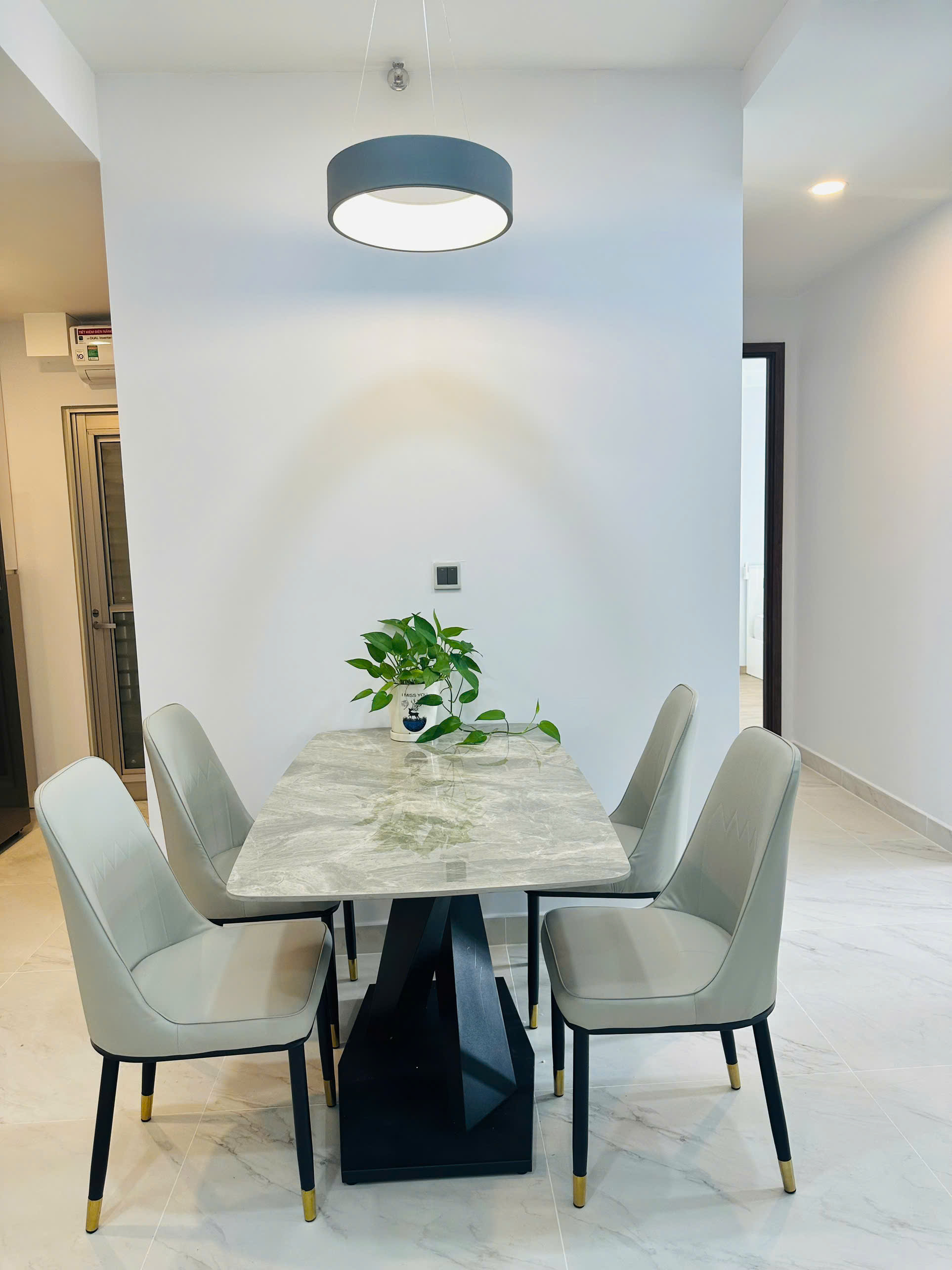 Cho thuê căn hộ Midtown , phú mỹ hưng, quận 7. Diện tích: 80m, 2 phòng ngủ, 2wc. Nội thất cao cấp, vào ở ngay. Gía chỉ 26 tr/ tháng. Anh chị xem nhà liên hệ: hotline Ngọc Thư ( zalo, viber) - 7583