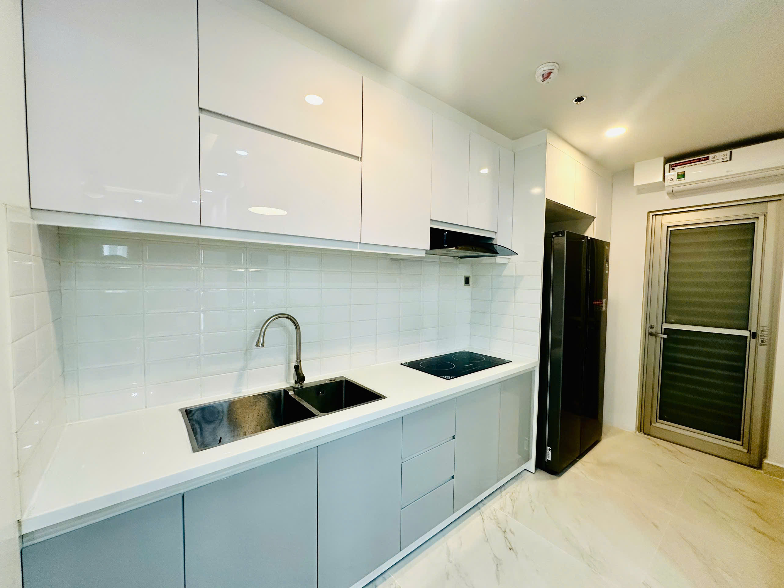 Cho thuê căn hộ Midtown , phú mỹ hưng, quận 7. Diện tích: 80m, 2 phòng ngủ, 2wc. Nội thất cao cấp, vào ở ngay. Gía chỉ 26 tr/ tháng. Anh chị xem nhà liên hệ: hotline Ngọc Thư ( zalo, viber) - 7584