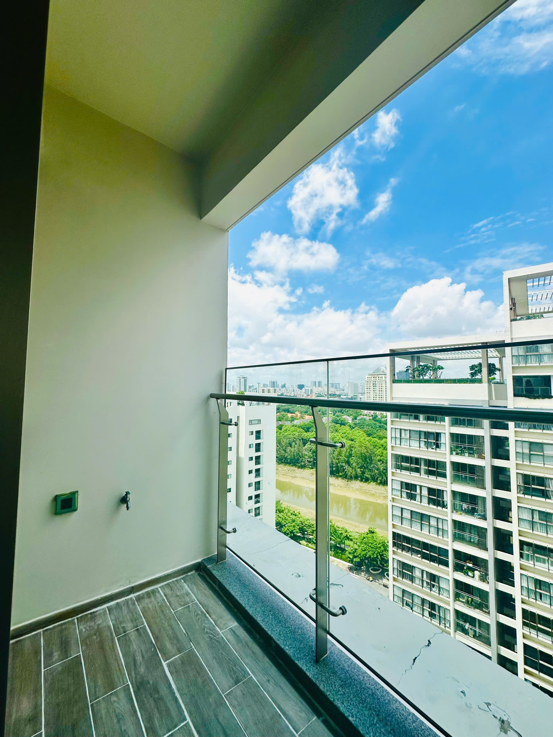 Cho thuê căn hộ Midtown , phú mỹ hưng, quận 7. Diện tích: 80m, 2 phòng ngủ, 2wc. Nội thất cao cấp, vào ở ngay. Gía chỉ 26 tr/ tháng. Anh chị xem nhà liên hệ: hotline Ngọc Thư ( zalo, viber) - 7588