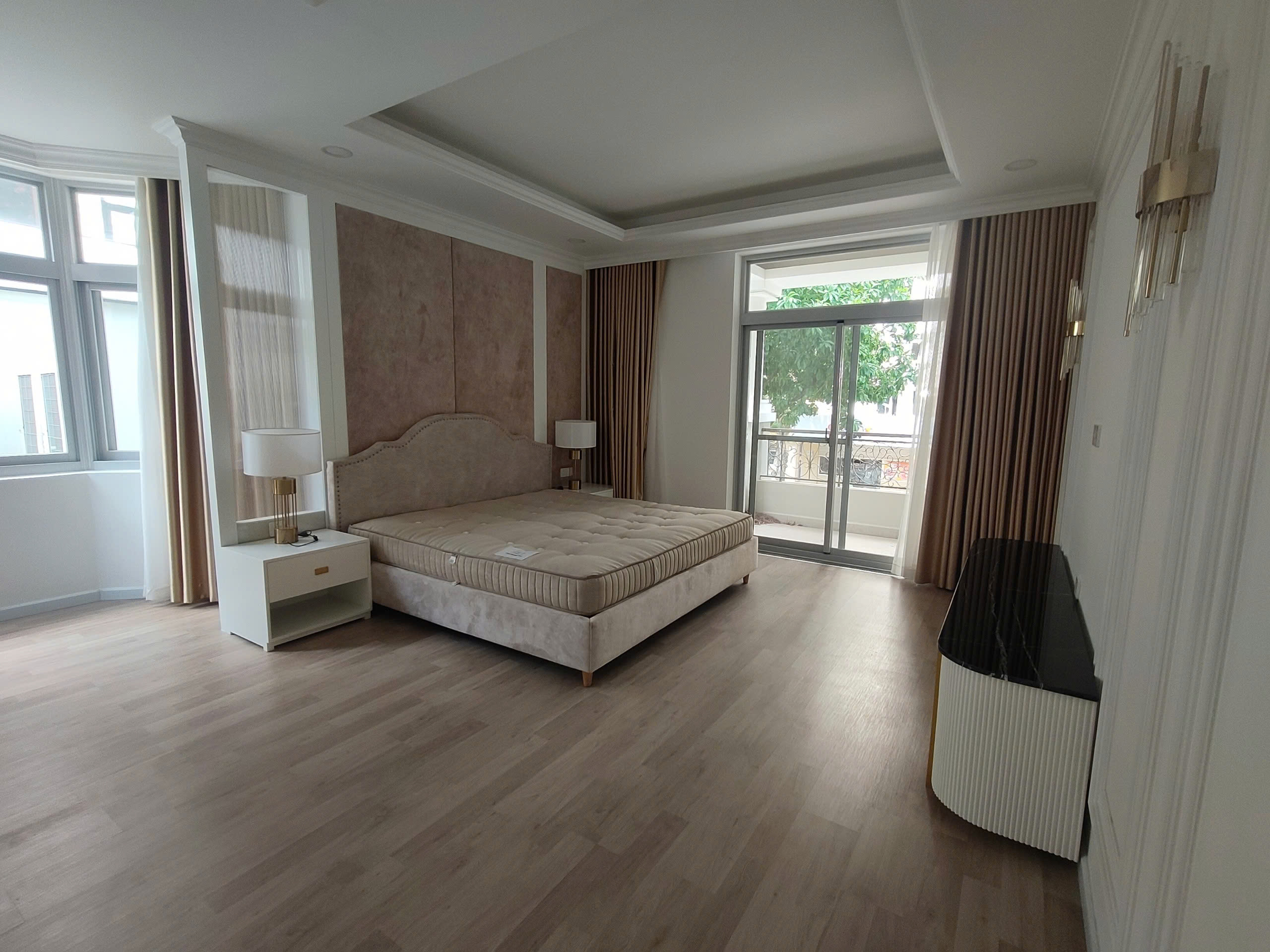 Cho thuê biệt thự đơn lập NAM VIÊN, phú mỹ hưng, quận 7. Diện tích: 17x18m, đường lớn, thiết kế 4 phòng ngủ, nội thất đầy đủ, giá chỉ: 4.000$/ tháng. Qúy khách xem nhà liên hệ: hotline Ngọc Thư ( zalo, viber) - 7613
