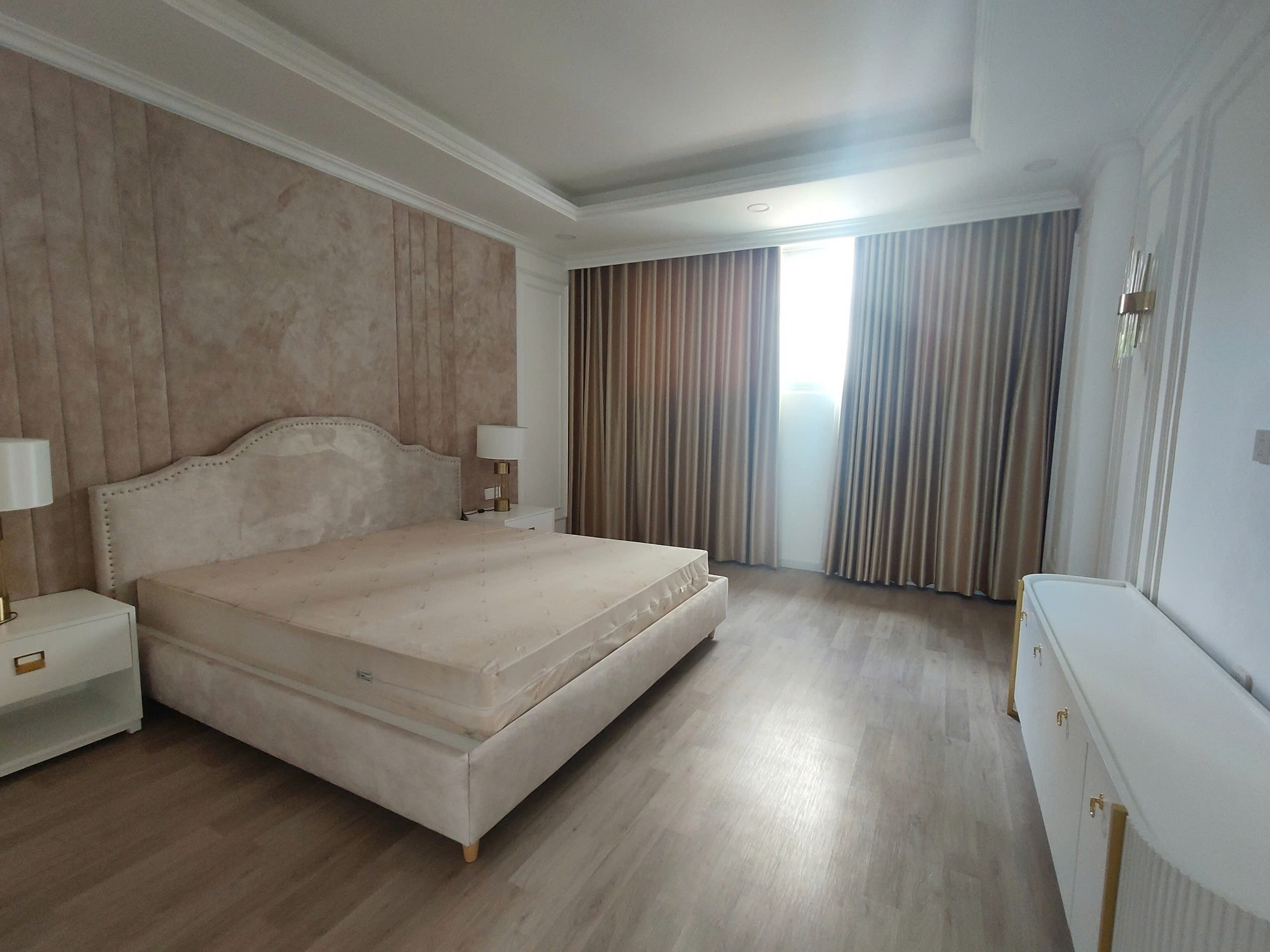Cho thuê biệt thự đơn lập NAM VIÊN, phú mỹ hưng, quận 7. Diện tích: 17x18m, đường lớn, thiết kế 4 phòng ngủ, nội thất đầy đủ, giá chỉ: 4.000$/ tháng. Qúy khách xem nhà liên hệ: hotline Ngọc Thư ( zalo, viber) - 7612