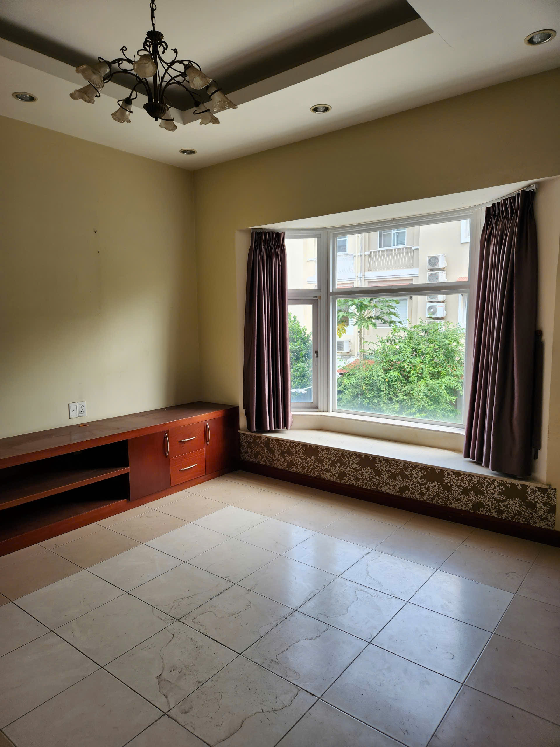 Cần bán biệt thự liên kế vườn Mỹ Thái, phú mỹ hưng, quận 7. Diện tích: 7x18m, thiết kế 4 phòng ngủ, bếp, phòng khách, sân thượng. Nội thất cơ bản, sổ hồng, hướng Đông Bắc. Gía chỉ 32 tỷ. Qúy khách xem nhà liên hệ: hotline Ngọc Thư ( zalo, viber) - 7623