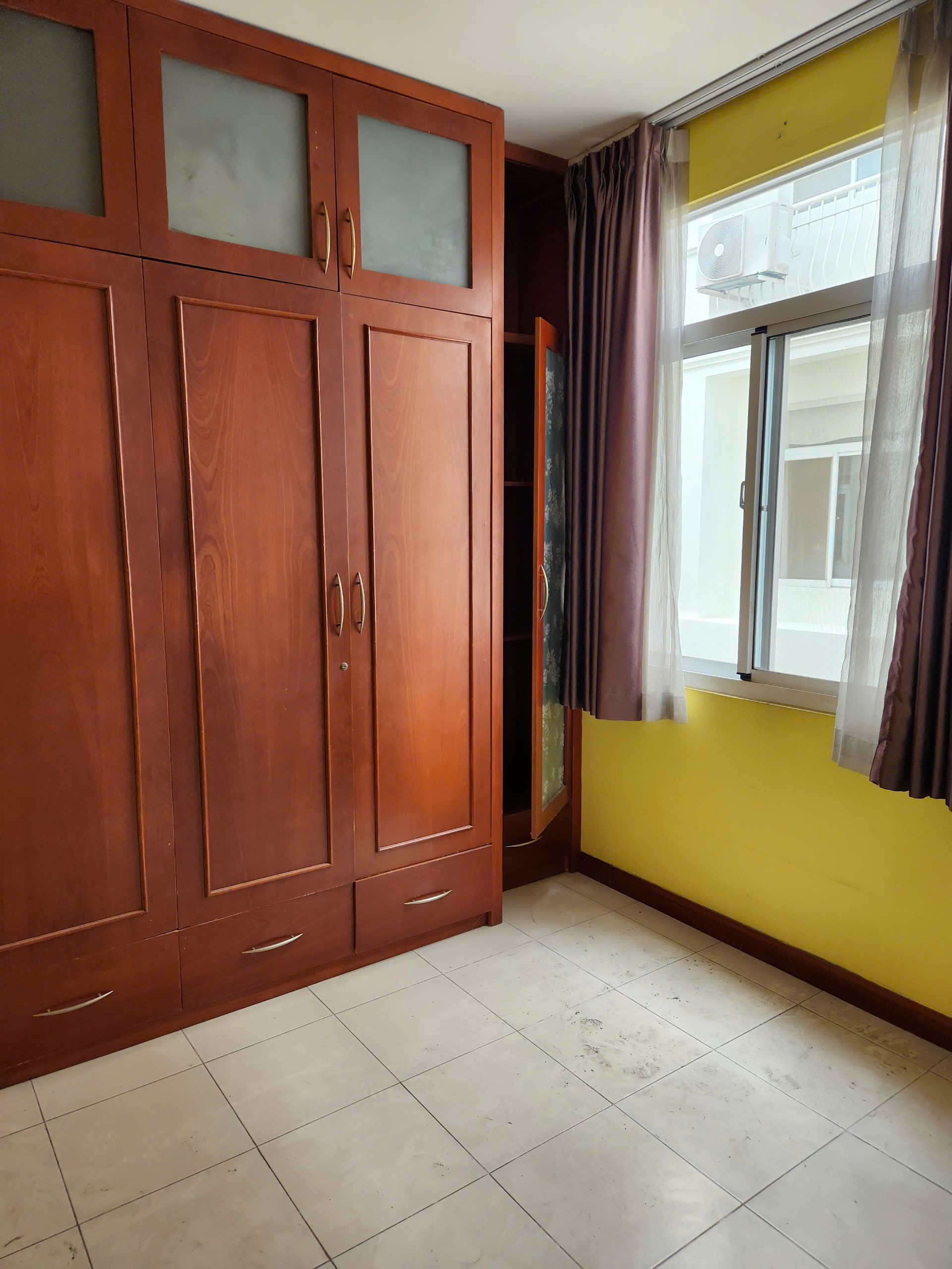 Cần bán biệt thự liên kế vườn Mỹ Thái, phú mỹ hưng, quận 7. Diện tích: 7x18m, thiết kế 4 phòng ngủ, bếp, phòng khách, sân thượng. Nội thất cơ bản, sổ hồng, hướng Đông Bắc. Gía chỉ 32 tỷ. Qúy khách xem nhà liên hệ: hotline Ngọc Thư ( zalo, viber) - 7626