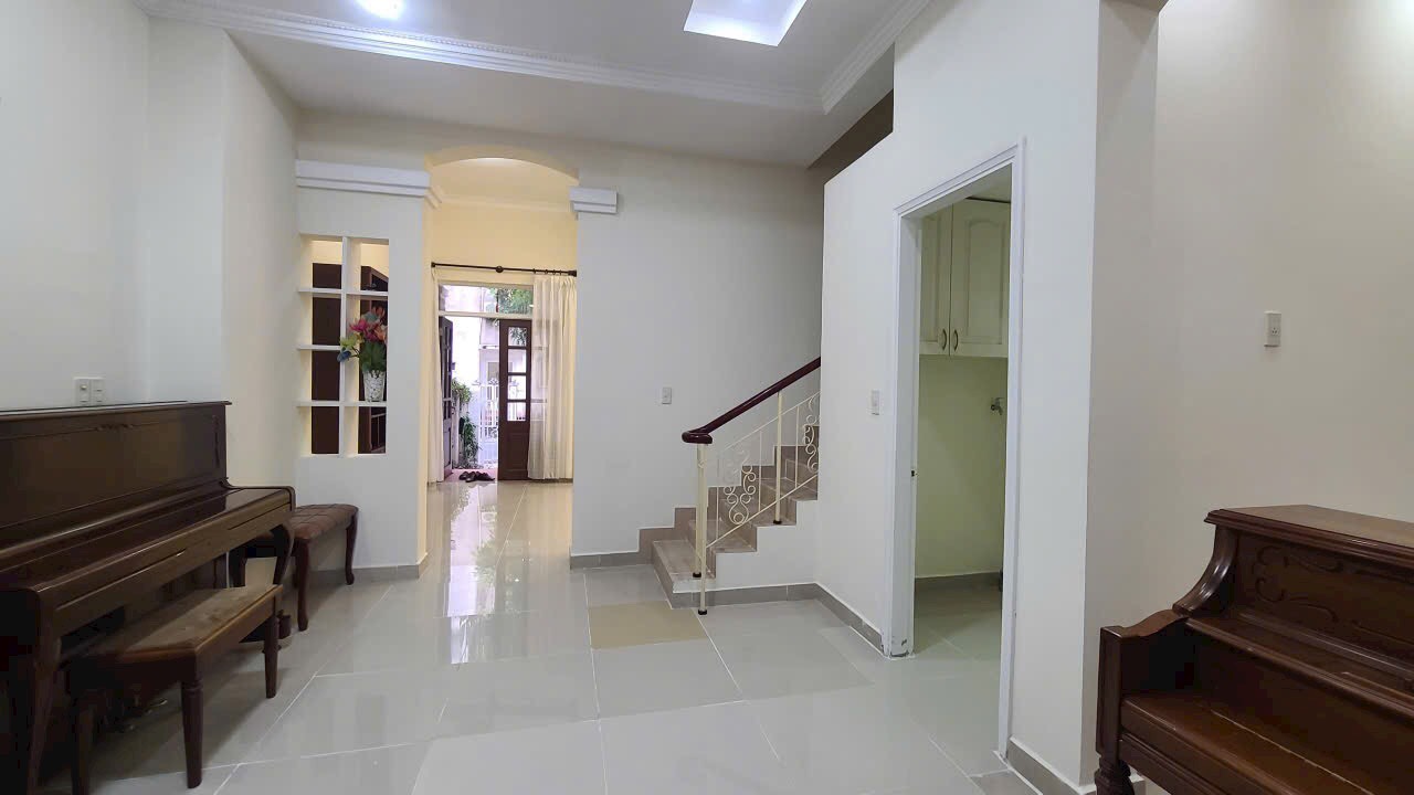Cần bán biệt thự liên kế vườn Mỹ Giang, phú mỹ hưng, quận 7. Diện tích: 7x18m, thiết kế 4 phòng ngủ, bếp, phòng khách, sân thượng. Nội thất cơ bản, sổ hồng, đang cho thuê dài hạn. Gía chỉ 37 tỷ. Qúy khách xem nhà liên hệ: hotline Ngọc Thư ( zalo, viber) - 7629