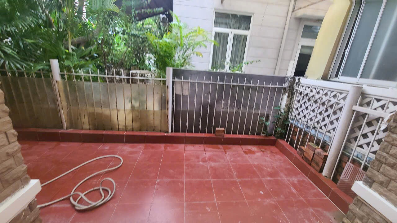 Cần bán biệt thự liên kế vườn Mỹ Giang, phú mỹ hưng, quận 7. Diện tích: 7x18m, thiết kế 4 phòng ngủ, bếp, phòng khách, sân thượng. Nội thất cơ bản, sổ hồng, đang cho thuê dài hạn. Gía chỉ 37 tỷ. Qúy khách xem nhà liên hệ: hotline Ngọc Thư ( zalo, viber) - 7631