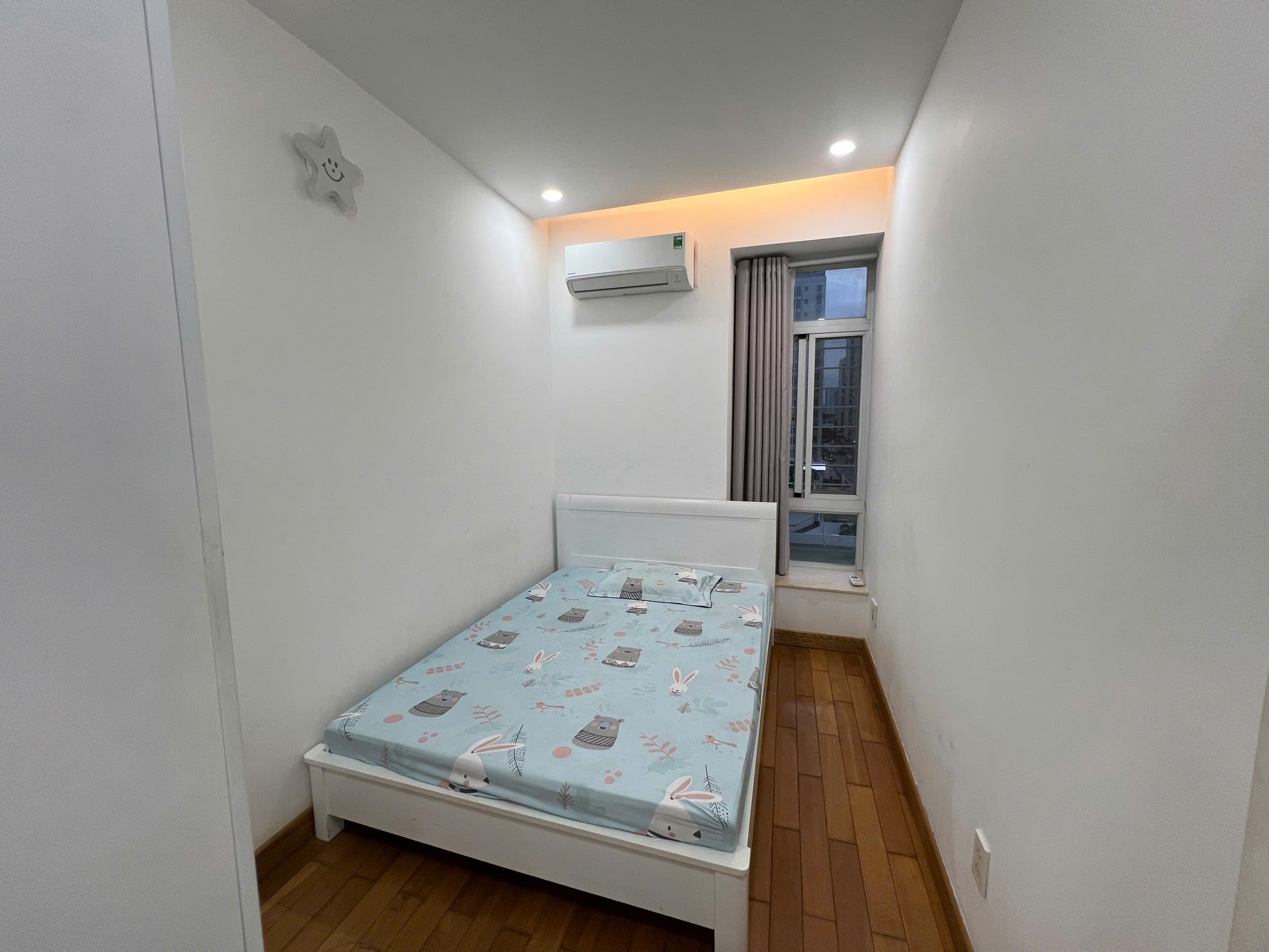 Cần bán nhanh Căn hộ cao cấp Sky Garden 3, Phú Mỹ Hưng, Q.7, 72 m2, 3PN, 2WC, Nhà đẹp, Căn góc view công viên, hồ bơi siêu hiếm. Giá chỉ 4.8 tỷ. LH ngay hotline (Đình Hải) - 7709