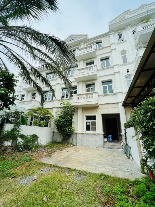 Bán nhanh BT Chateau Phú Mỹ Hưng Q. 7 DT 412,9m2 sàn, nhà thô, giá bán nhanh: 85 tỷ. LH: Tú Anh hotline - 7774