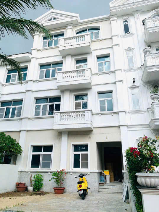 Bán nhanh BT Chateau Phú Mỹ Hưng Q. 7 DT 412,9m2 sàn, nhà thô, giá bán nhanh: 85 tỷ. LH: Tú Anh hotline - 7773