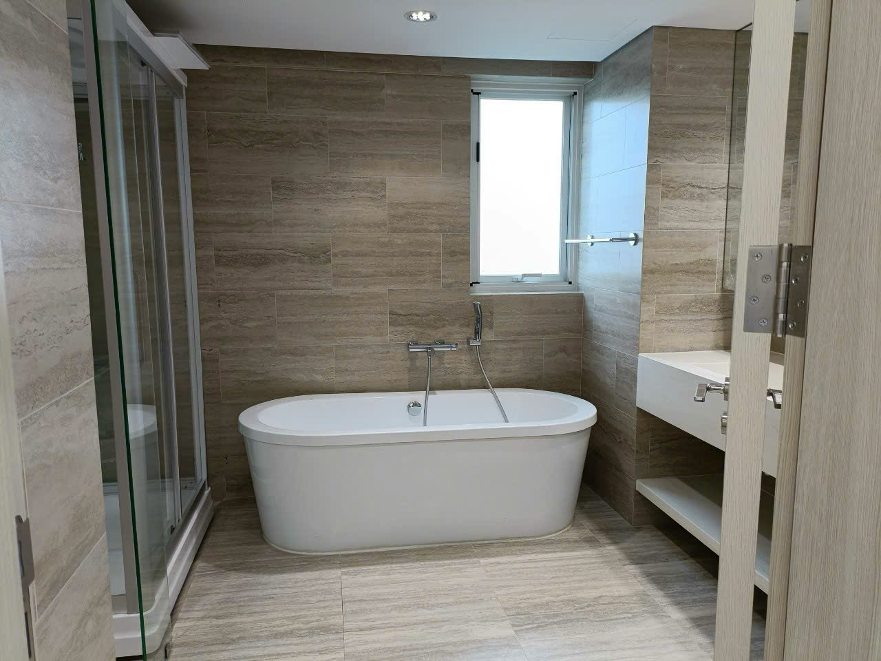 Bán Happy Valley Premier Phú Mỹ Hưng Q7 giá chỉ có 17,3tỷ thương lượng. Đang cho thuê giá cao, 170m2, 4PN 4WC nhà nội thất mới đẹp và cao cấp như hình, khu tiện ích đầy đủ LH: hotline Thanh Mỹ - 7948