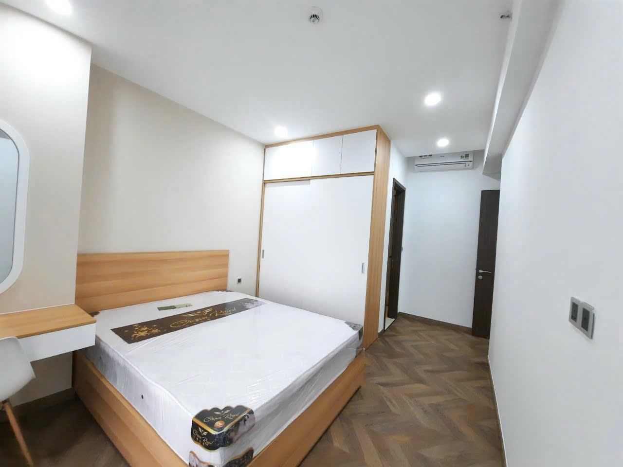 Bán căn hộ Midtown The Peak, phú mỹ hưng, quận 7. Diện tích: 80m, 2 phòng ngủ, 2wc. Nội thất cao cấp, đang cho thuê dài hạn, giá cao. Cần bán nhanh giá chỉ: 7,5 tỷ. Liên hệ: hotline Ngọc Thư ( zalo, viber) - 8116