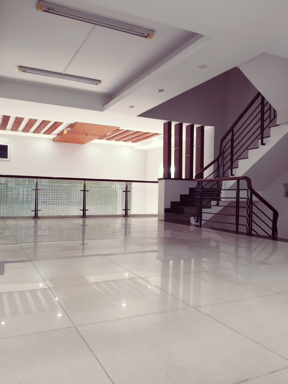 Chỉ còn duy nhất 01 căn đường lớn Phan Khiêm Ich, phú mỹ hưng, quận 7. Thiết kế trệt , lửng , 3 lầu , Đang cho thuê dài hạn, bán giá 36 tỷ. Liên hệ xem nhà ngay: hotline Ngọc Thư ( zalo, viber) - 8162