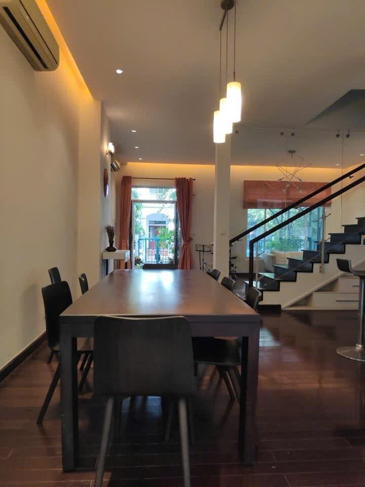Bán nhanh biệt thự liên kế vườn MỸ Thái , phú mỹ hưng, quận 7. Diện tích: 7x18m, trệt, 2 lầu, sân thượng. 4 phòng ngủ, nội thất đầy đủ, giá bán nhanh chỉ 32 tỷ. Liên hệ: hotline Ngọc Thư xem nhà - 8168
