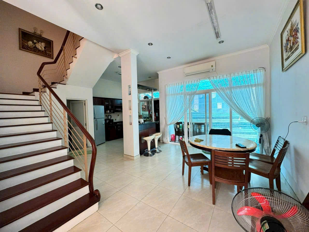 Bán nhanh nhà phố vườn Hưng Thái, phú mỹ hưng, quận 7. Diện tích: 7x18m, trệt, 2 lầu, hướng Nam, sổ hồng riêng. Nhà đep, nội thất đầy đủ, giá chỉ 30 tỷ. Anh chị xem nhà liên hệ: hotline Ngọc Thư ( zalo, viber) - 8179