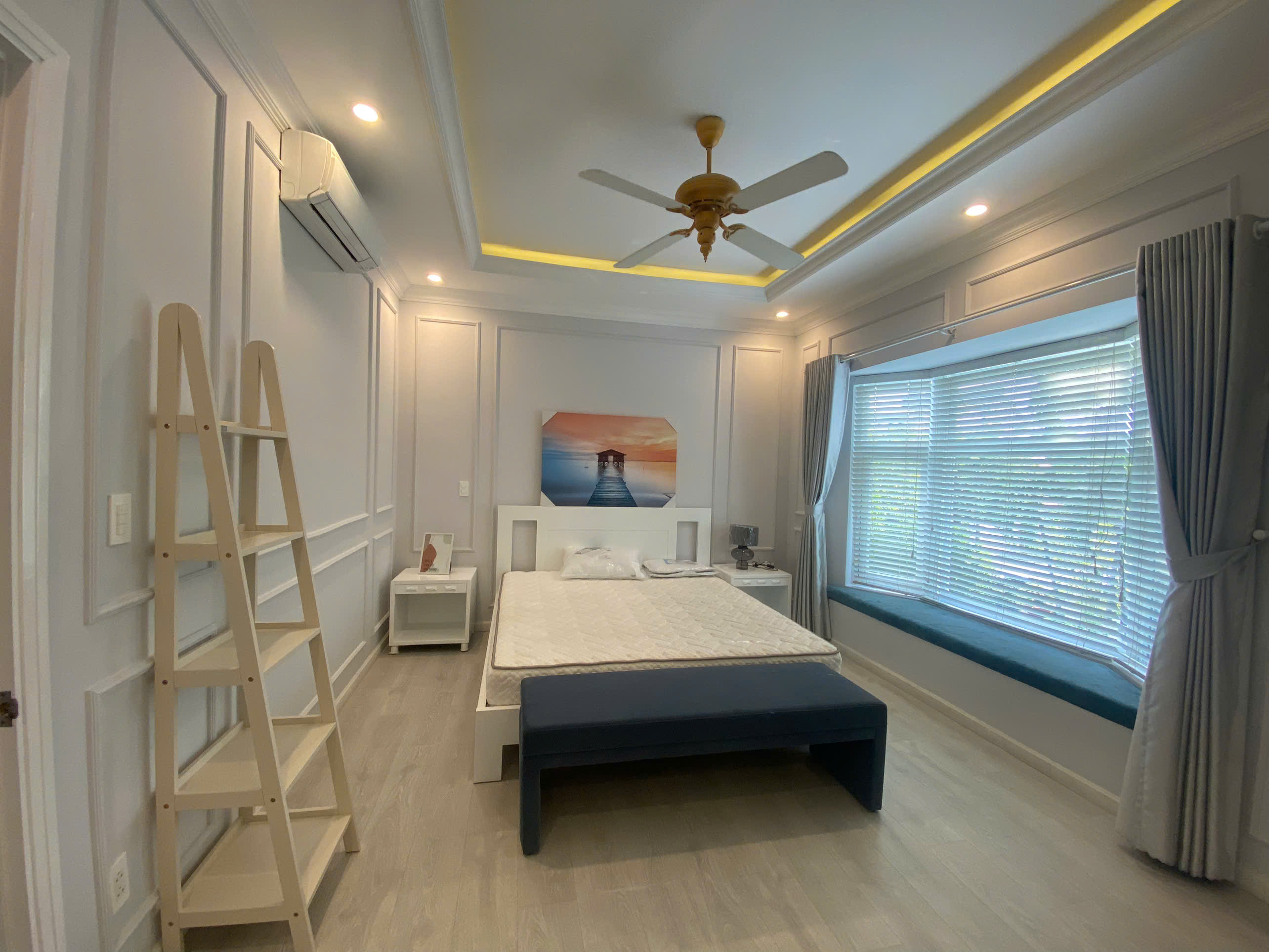 Cần bán nhà phố vườn Mỹ Thái, phú mỹ hưng, quận 7. Diện tích: 7x18m, trệt, 2 lầu, sân thượng, sân vườn. Nội thất đầy đủ siêu cao cấp, nhà mới sửa . Gía bán nhanh chỉ 34,5 tỷ. Liên hệ: hotline Ngọc Thư xem nhà - 8208