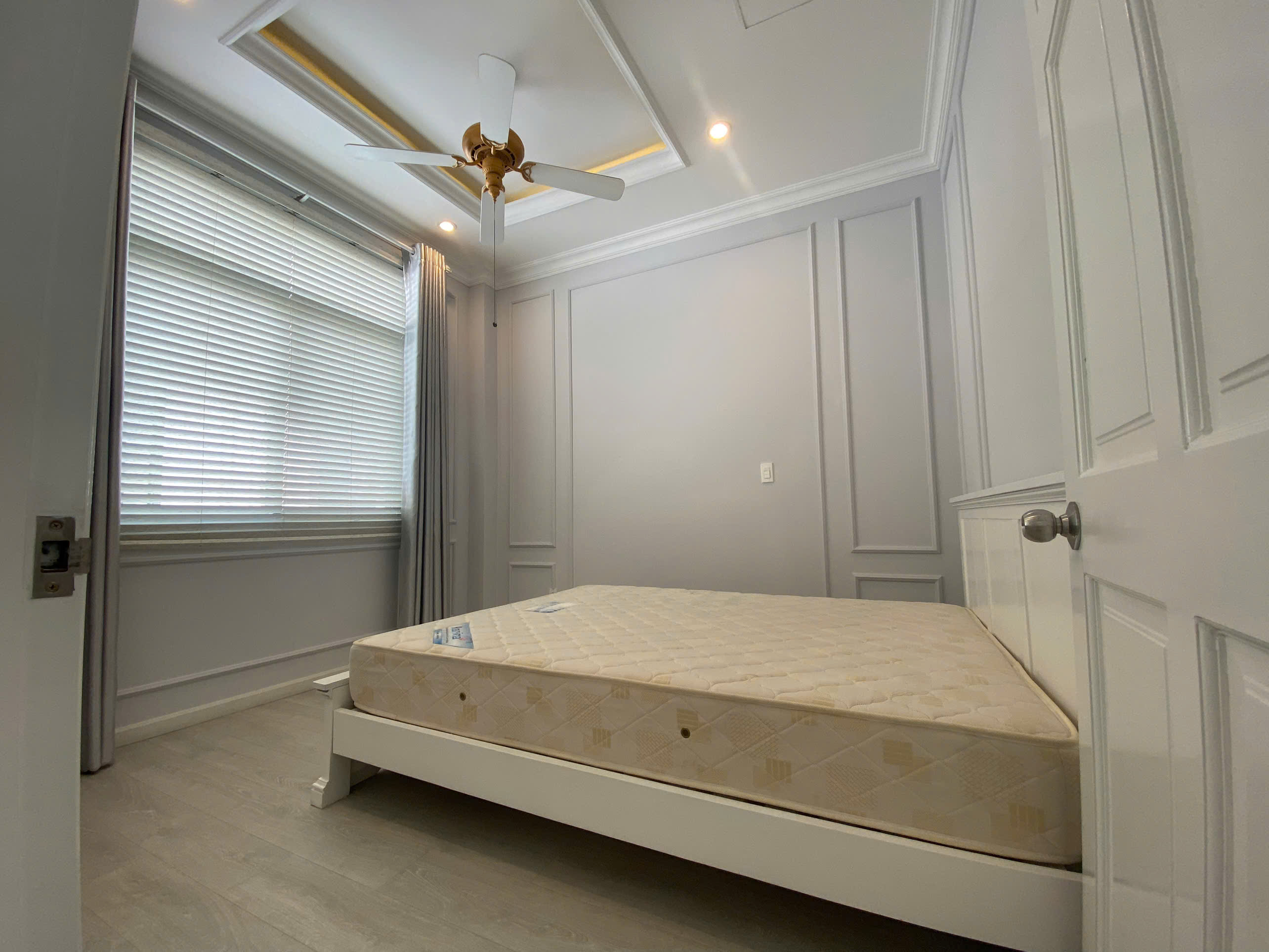 Cần bán nhà phố vườn Mỹ Thái, phú mỹ hưng, quận 7. Diện tích: 7x18m, trệt, 2 lầu, sân thượng, sân vườn. Nội thất đầy đủ siêu cao cấp, nhà mới sửa . Gía bán nhanh chỉ 34,5 tỷ. Liên hệ: hotline Ngọc Thư xem nhà - 8209