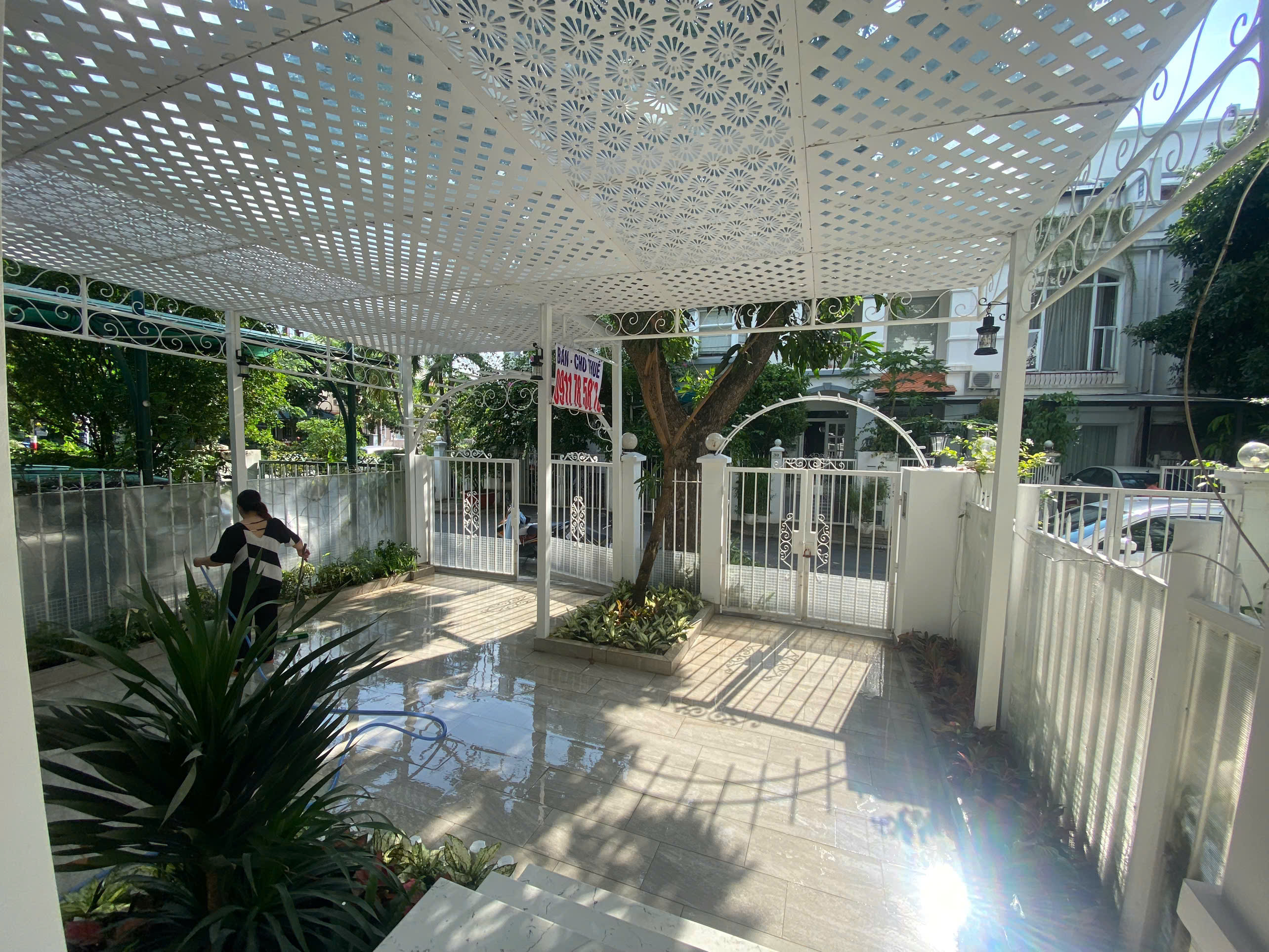 Cần bán nhà phố vườn Mỹ Thái, phú mỹ hưng, quận 7. Diện tích: 7x18m, trệt, 2 lầu, sân thượng, sân vườn. Nội thất đầy đủ siêu cao cấp, nhà mới sửa . Gía bán nhanh chỉ 34,5 tỷ. Liên hệ: hotline Ngọc Thư xem nhà - 8211
