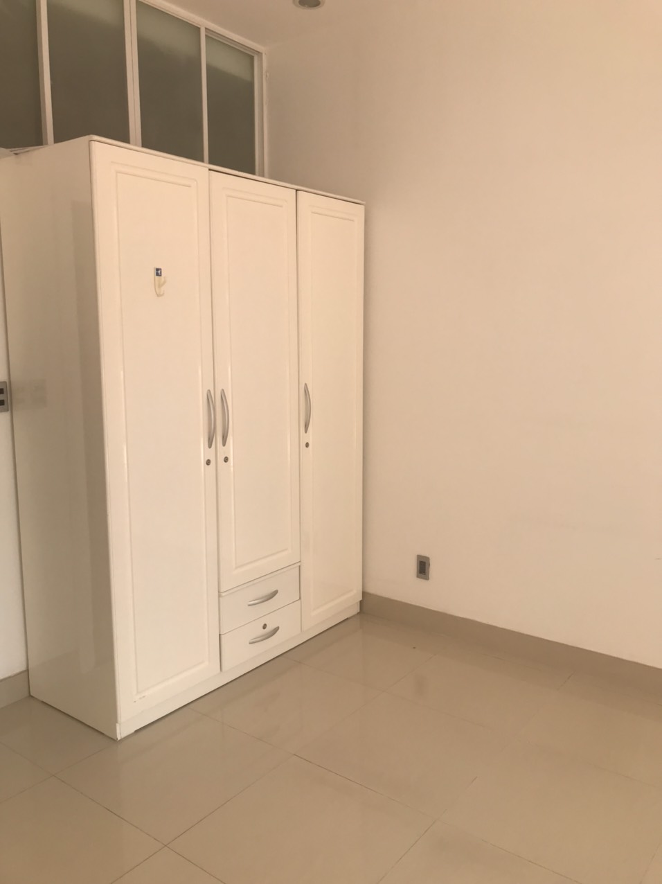 Cho thuê biệt thự góc tứ lập Mỹ Thái, phú mỹ hưng, quận 7. Diện tích: 300m, 5 phòng, bếp. Nội thất cơ bản, sân vườn. Gía chỉ 69 triệu/ tháng. Anh chị xem nhà liên hệ: hotline Ngọc Thư - 8249