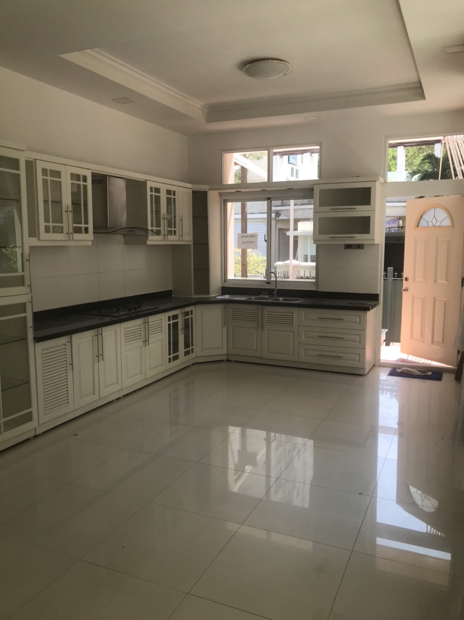 Cho thuê biệt thự góc tứ lập Mỹ Thái, phú mỹ hưng, quận 7. Diện tích: 300m, 5 phòng, bếp. Nội thất cơ bản, sân vườn. Gía chỉ 69 triệu/ tháng. Anh chị xem nhà liên hệ: hotline Ngọc Thư - 8248
