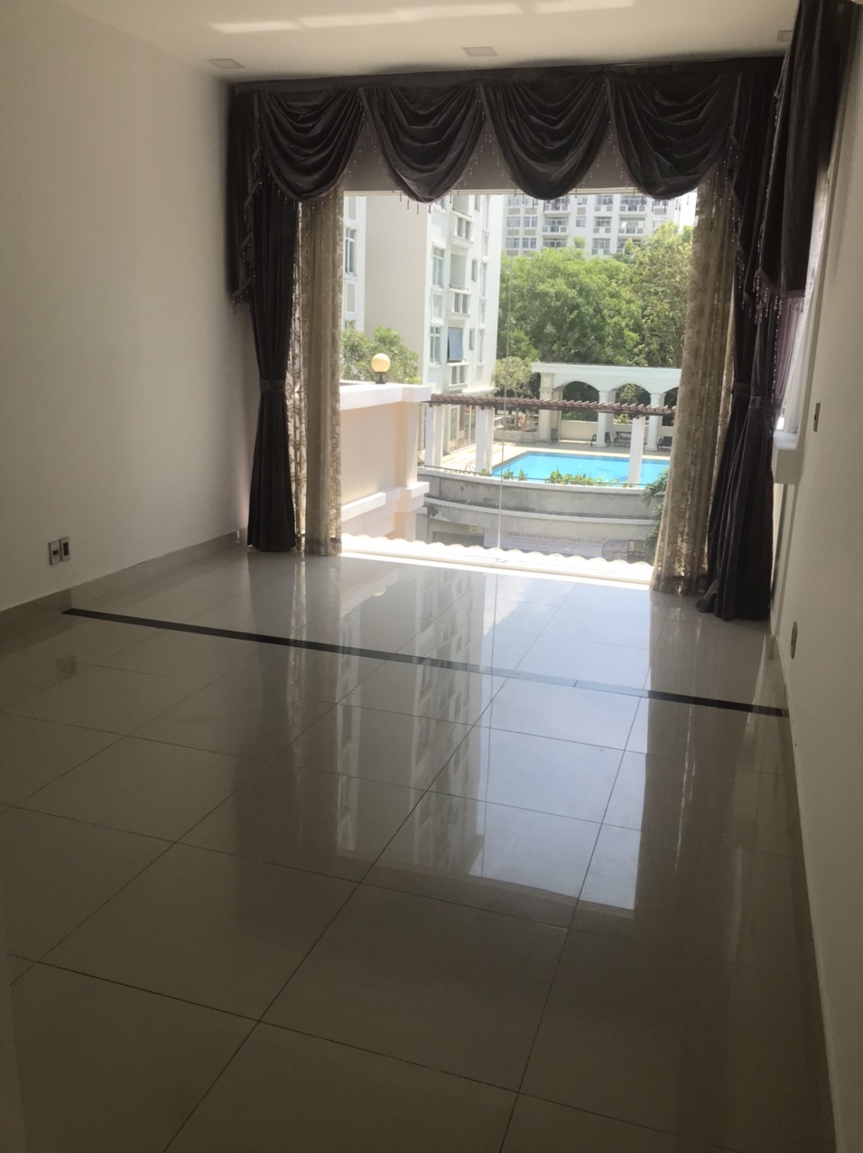 Cho thuê biệt thự góc tứ lập Mỹ Thái, phú mỹ hưng, quận 7. Diện tích: 300m, 5 phòng, bếp. Nội thất cơ bản, sân vườn. Gía chỉ 69 triệu/ tháng. Anh chị xem nhà liên hệ: hotline Ngọc Thư - 8252