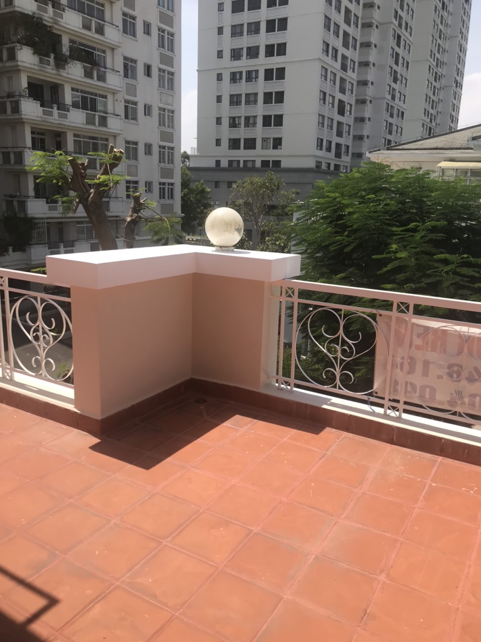 Cho thuê biệt thự góc tứ lập Mỹ Thái, phú mỹ hưng, quận 7. Diện tích: 300m, 5 phòng, bếp. Nội thất cơ bản, sân vườn. Gía chỉ 69 triệu/ tháng. Anh chị xem nhà liên hệ: hotline Ngọc Thư - 8254