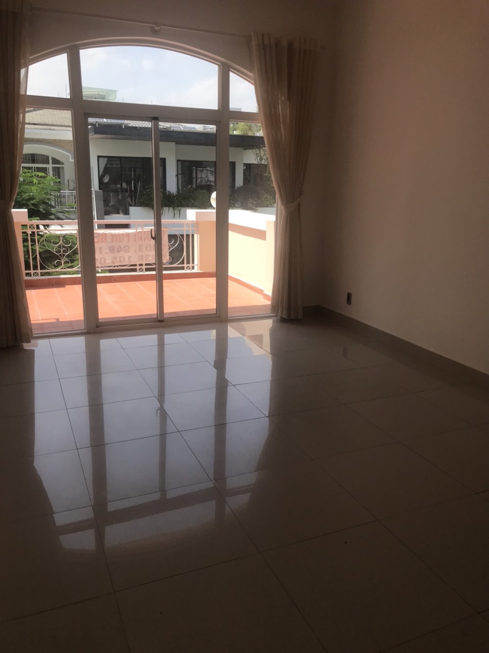 Cho thuê biệt thự góc tứ lập Mỹ Thái, phú mỹ hưng, quận 7. Diện tích: 300m, 5 phòng, bếp. Nội thất cơ bản, sân vườn. Gía chỉ 69 triệu/ tháng. Anh chị xem nhà liên hệ: hotline Ngọc Thư - 8253
