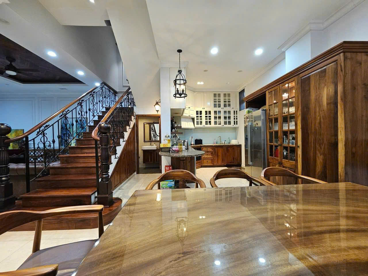 Cho thuê biệt thự Nam Viên, phú mỹ hưng, quận 7.  Diện tích: 7x18m, 3 phòng ngủ, 1 phòng làm việc.  Nội thất đầy đủ, cao câp,  Giá chỉ 55 triệu/ tháng.  Anh chị xem nhà liên hệ: hotline Ngọc Thư - 8262