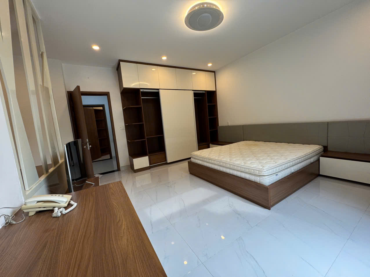 Cho thuê biệt thự Nam Viên, phú mỹ hưng, quận 7.  Diện tích: 7x18m, 3 phòng ngủ, 1 phòng làm việc.  Nội thất đầy đủ, cao câp,  Giá chỉ 55 triệu/ tháng.  Anh chị xem nhà liên hệ: hotline Ngọc Thư - 8269