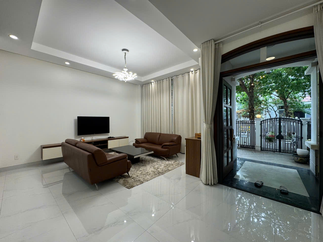 Cho thuê biệt thự Nam Viên, phú mỹ hưng, quận 7.  Diện tích: 7x18m, 3 phòng ngủ, 1 phòng làm việc.  Nội thất đầy đủ, cao câp,  Giá chỉ 55 triệu/ tháng.  Anh chị xem nhà liên hệ: hotline Ngọc Thư - 8267