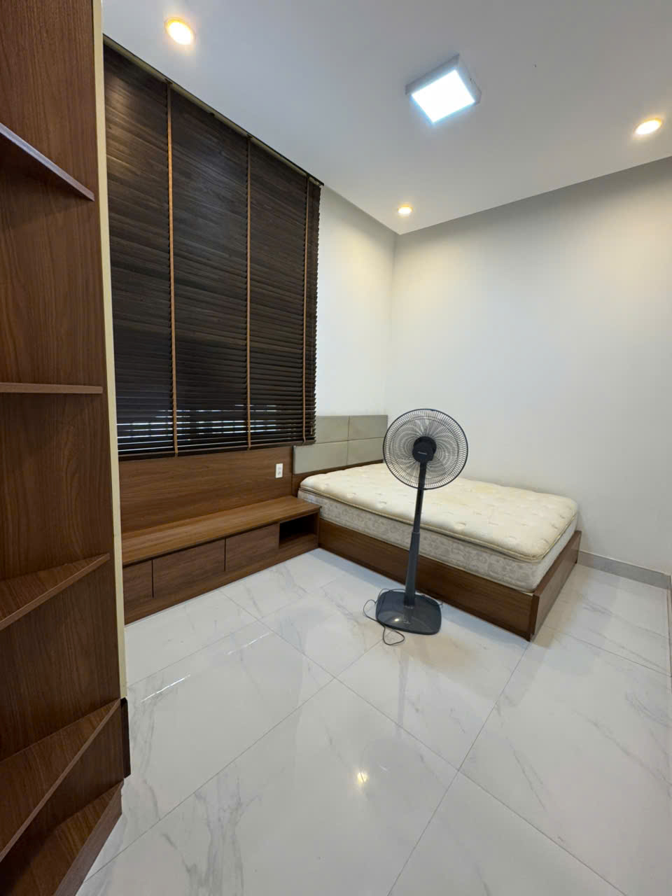Cho thuê biệt thự Nam Viên, phú mỹ hưng, quận 7.  Diện tích: 7x18m, 3 phòng ngủ, 1 phòng làm việc.  Nội thất đầy đủ, cao câp,  Giá chỉ 55 triệu/ tháng.  Anh chị xem nhà liên hệ: hotline Ngọc Thư - 8271