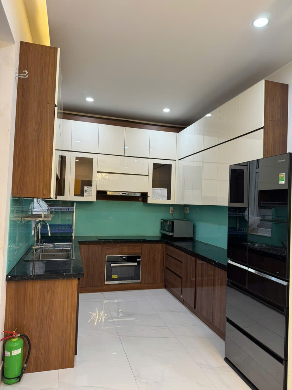 Cho thuê biệt thự Nam Viên, phú mỹ hưng, quận 7.  Diện tích: 7x18m, 3 phòng ngủ, 1 phòng làm việc.  Nội thất đầy đủ, cao câp,  Giá chỉ 55 triệu/ tháng.  Anh chị xem nhà liên hệ: hotline Ngọc Thư - 8268