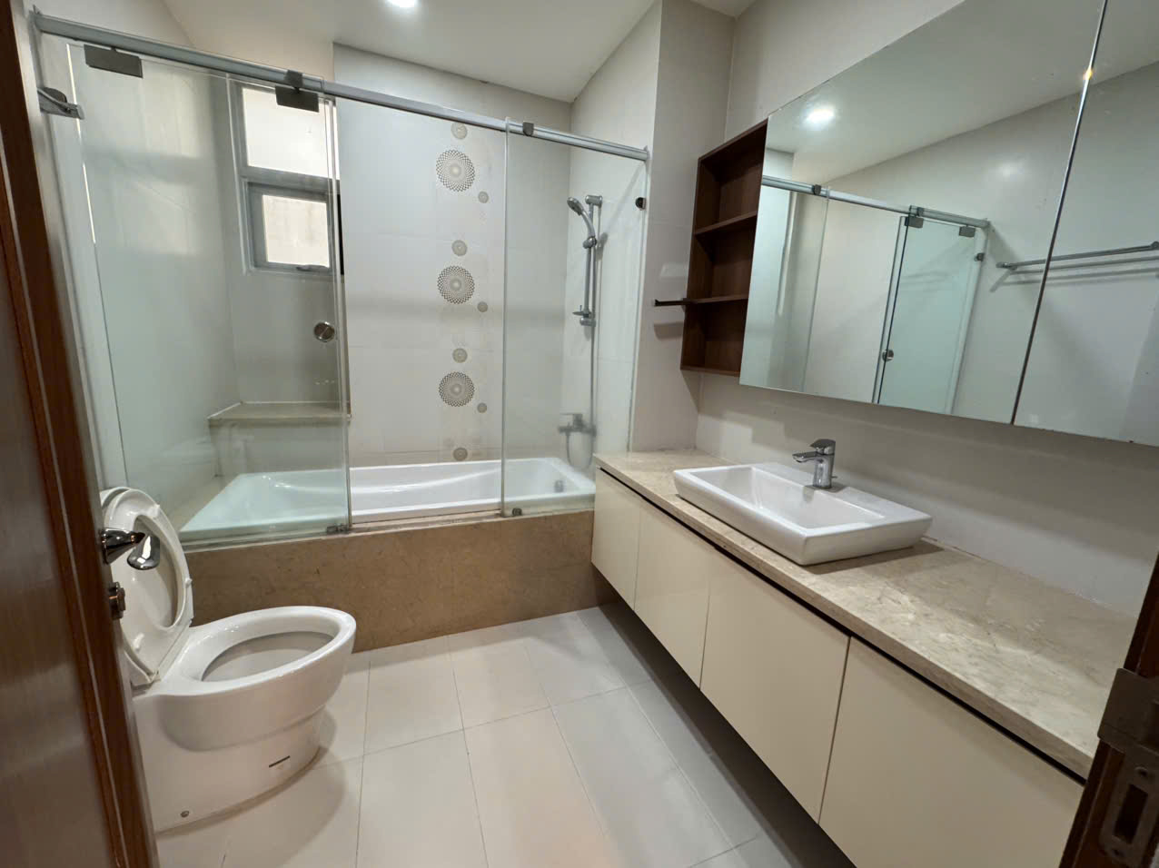 Cho thuê biệt thự Nam Viên, phú mỹ hưng, quận 7.  Diện tích: 7x18m, 3 phòng ngủ, 1 phòng làm việc.  Nội thất đầy đủ, cao câp,  Giá chỉ 55 triệu/ tháng.  Anh chị xem nhà liên hệ: hotline Ngọc Thư - 8273