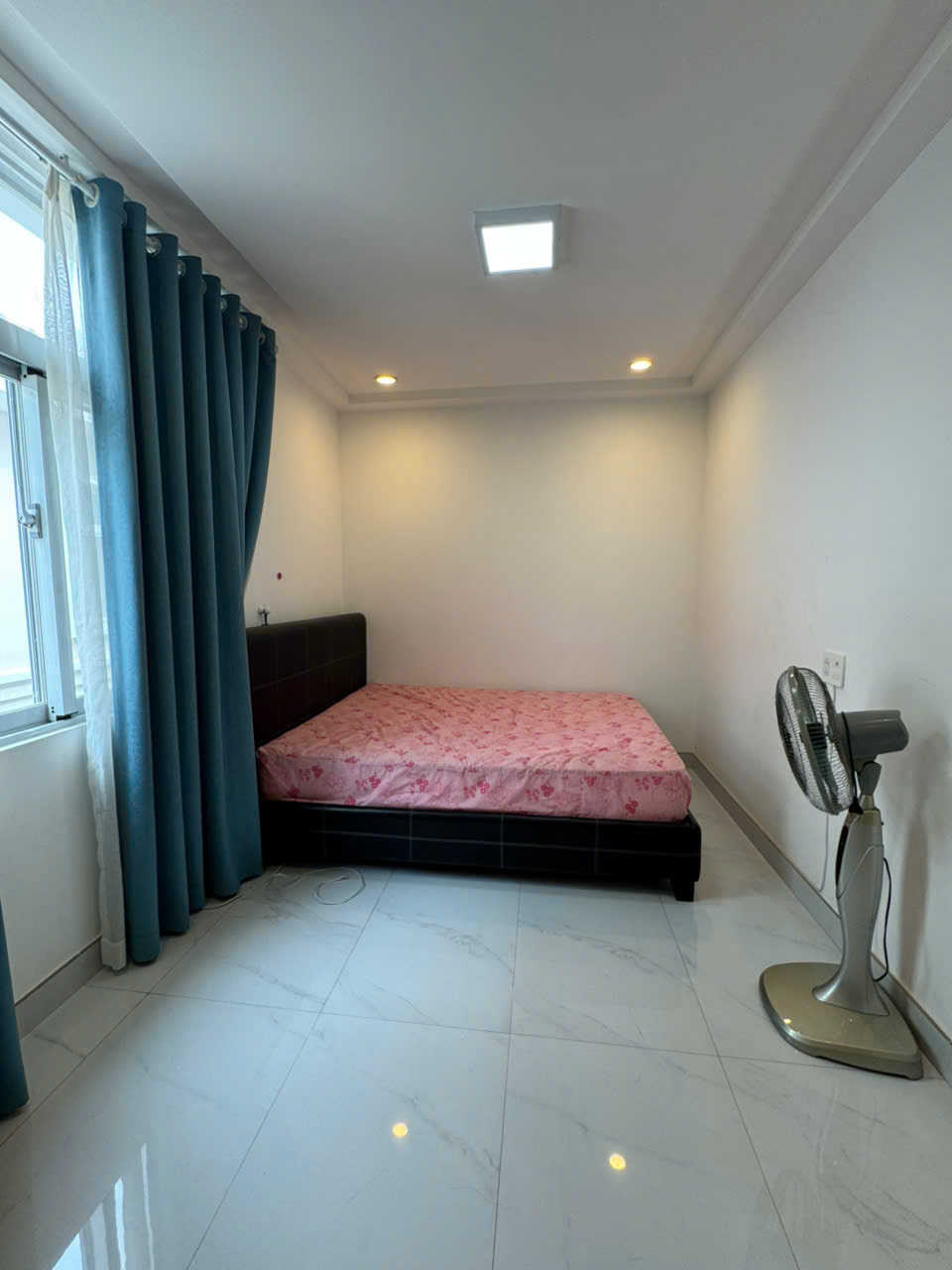Cho thuê biệt thự Nam Viên, phú mỹ hưng, quận 7.  Diện tích: 7x18m, 3 phòng ngủ, 1 phòng làm việc.  Nội thất đầy đủ, cao câp,  Giá chỉ 55 triệu/ tháng.  Anh chị xem nhà liên hệ: hotline Ngọc Thư - 8272