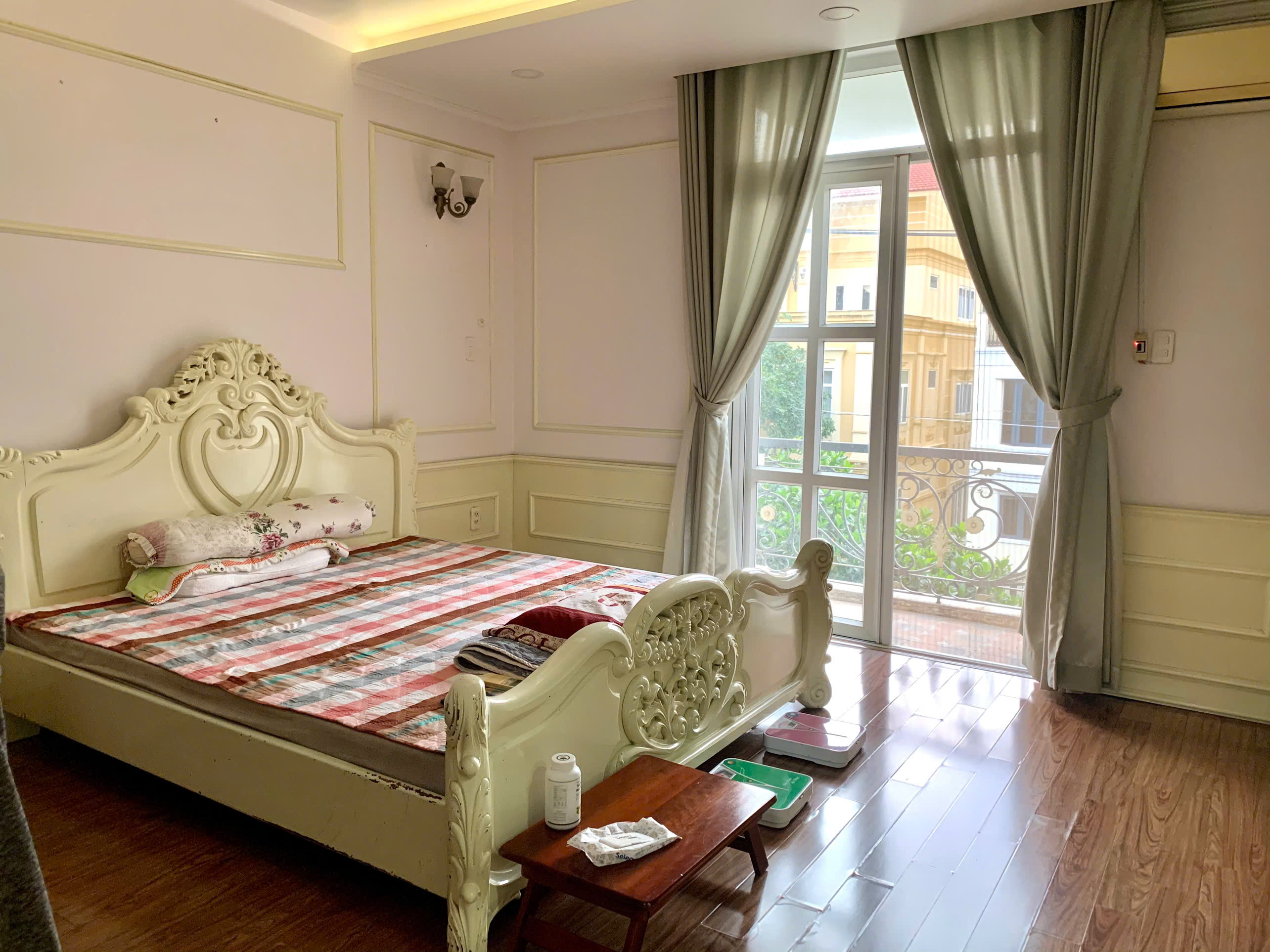 Cho thuê biệt thự Nam Thông, phú mỹ hưng, quận 7. Diện tích: 8x18m, căn góc, trệt 2 lầu, 5 phòng ngủ. Nội thất đầy đủ, đẹp. Gía chỉ 49 triệu/ tháng. Anh chị xem nhà liên hệ: hotline Ngọc Thư - 8278