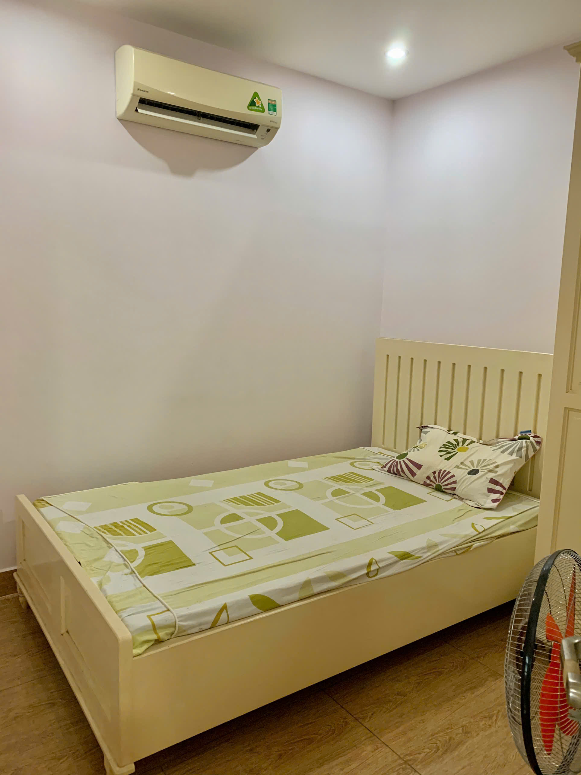 Cho thuê biệt thự Nam Thông, phú mỹ hưng, quận 7. Diện tích: 8x18m, căn góc, trệt 2 lầu, 5 phòng ngủ. Nội thất đầy đủ, đẹp. Gía chỉ 49 triệu/ tháng. Anh chị xem nhà liên hệ: hotline Ngọc Thư - 8279