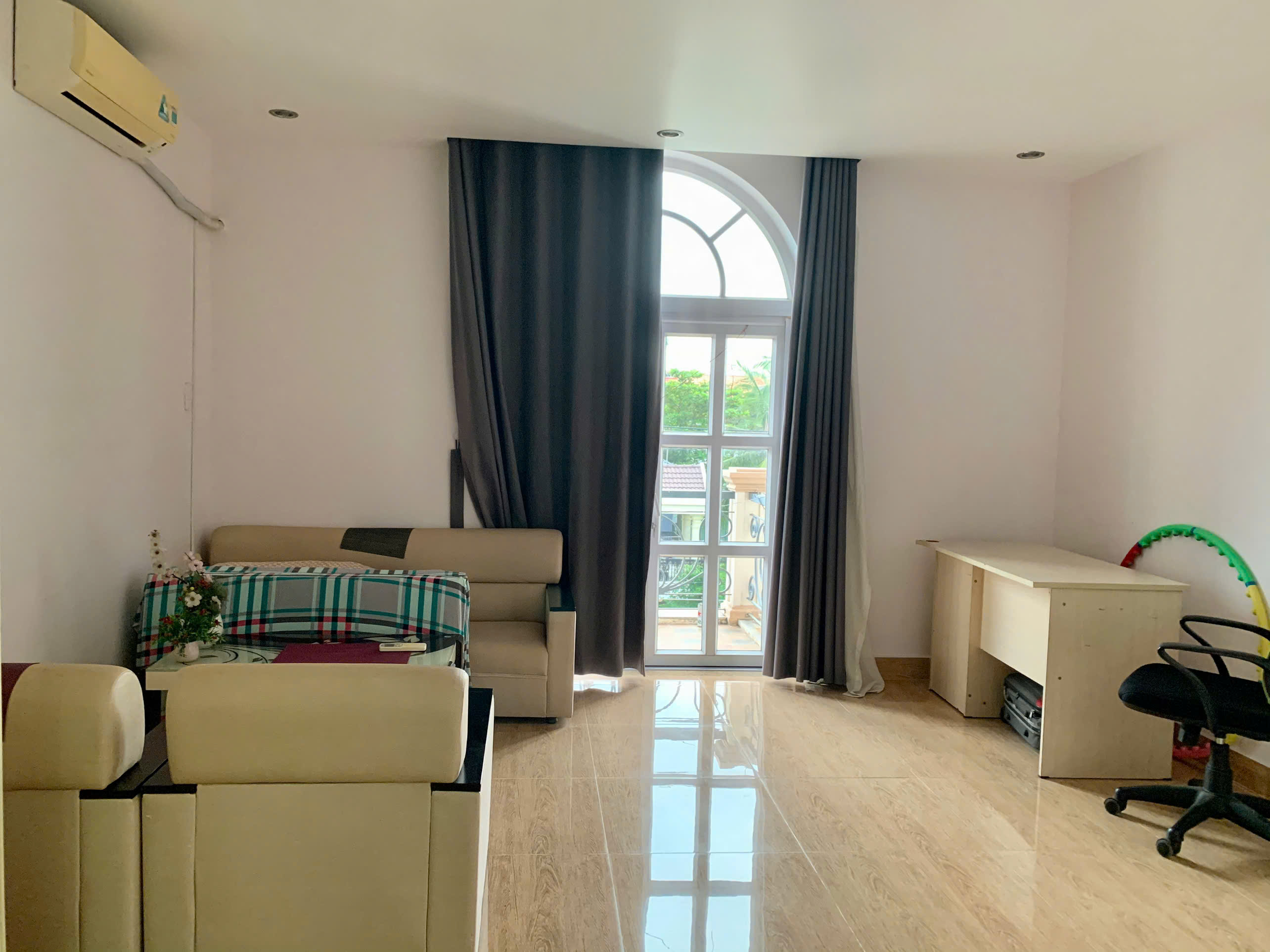 Cho thuê biệt thự Nam Thông, phú mỹ hưng, quận 7. Diện tích: 8x18m, căn góc, trệt 2 lầu, 5 phòng ngủ. Nội thất đầy đủ, đẹp. Gía chỉ 49 triệu/ tháng. Anh chị xem nhà liên hệ: hotline Ngọc Thư - 8275