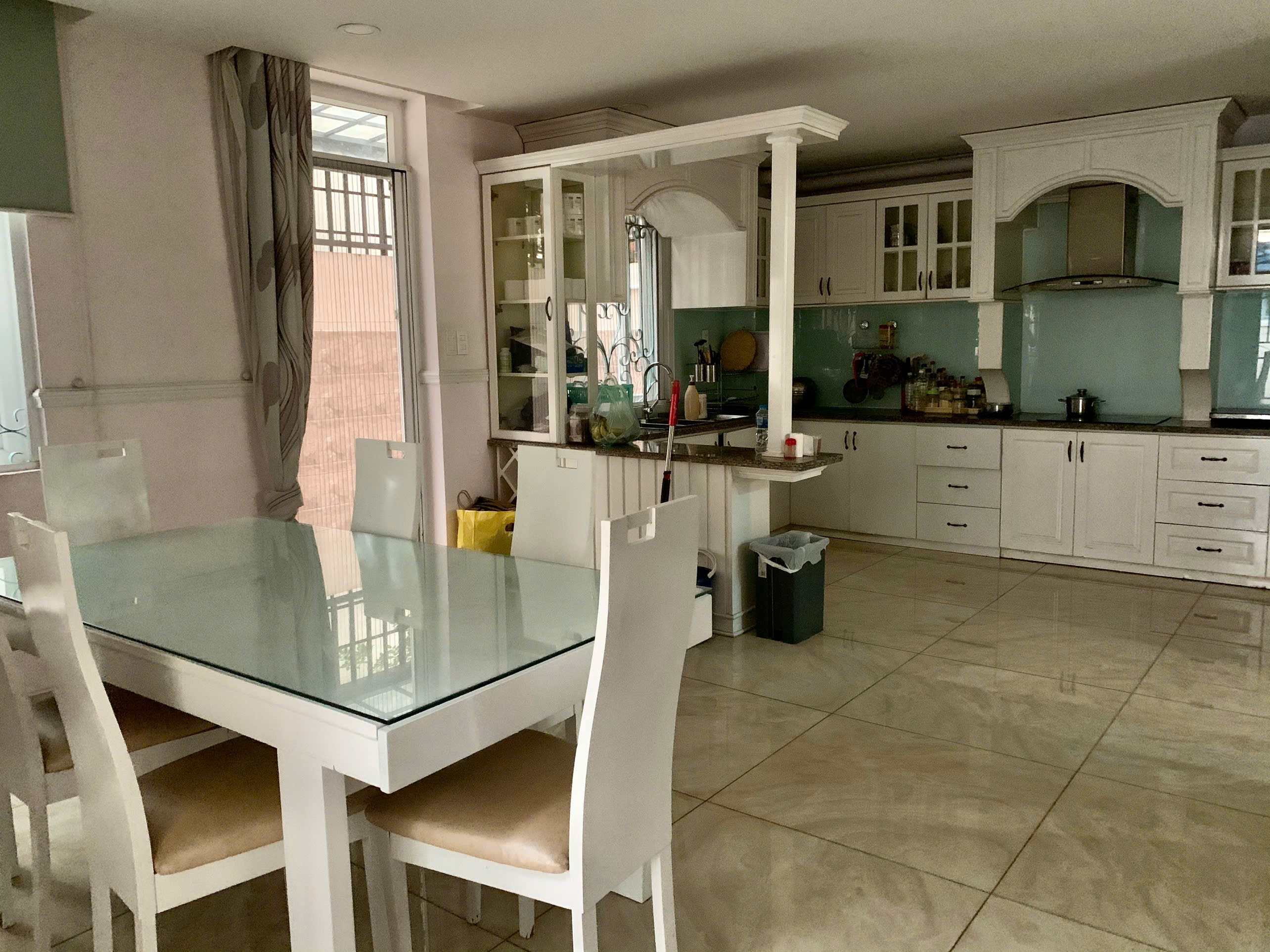 Cho thuê biệt thự Nam Thông, phú mỹ hưng, quận 7. Diện tích: 8x18m, căn góc, trệt 2 lầu, 5 phòng ngủ. Nội thất đầy đủ, đẹp. Gía chỉ 49 triệu/ tháng. Anh chị xem nhà liên hệ: hotline Ngọc Thư - 8276