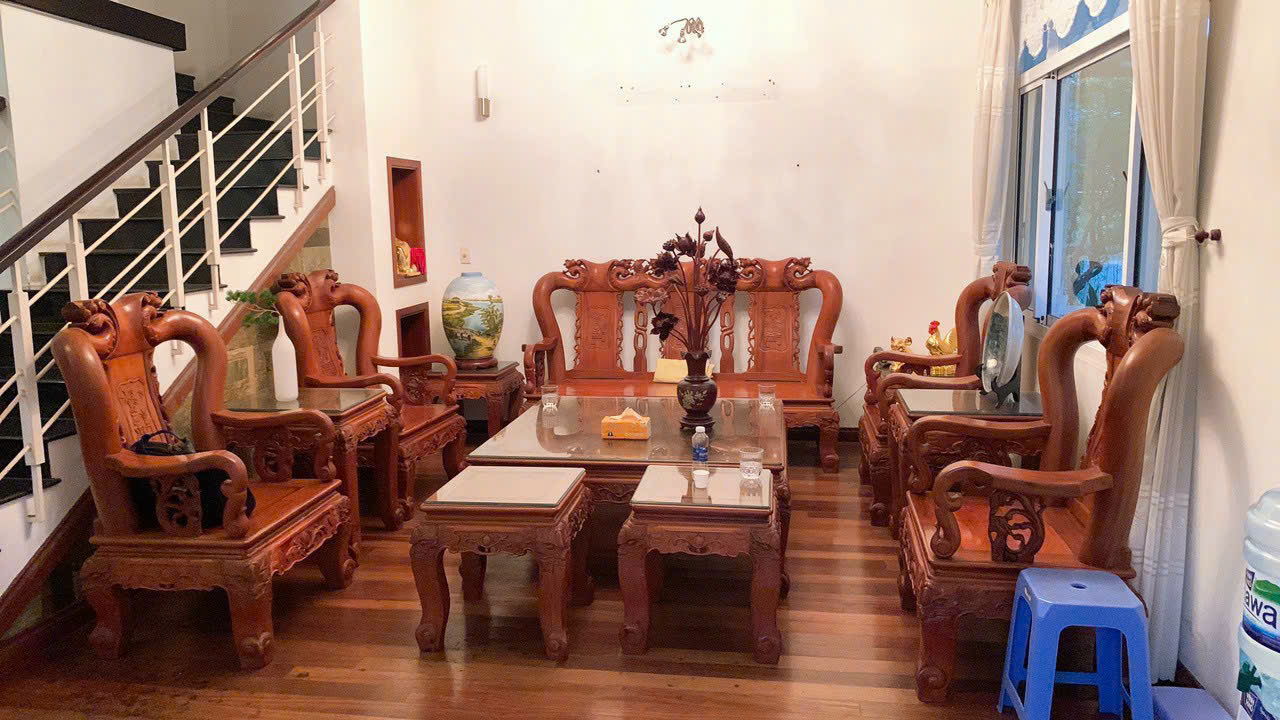Cho thuê biệt thự góc 2 mặt tiền Mỹ Thái, phú mỹ hưng, quận 7. Diện tích: 10x18m, 3 phòng ngủ, nội thất đầy đủ, đep. Sân vườn rộng, giá thuê chỉ: 59 triệu/ tháng. Anh chị xem nhà liên hệ: hotline Ngọc Thư - 8284