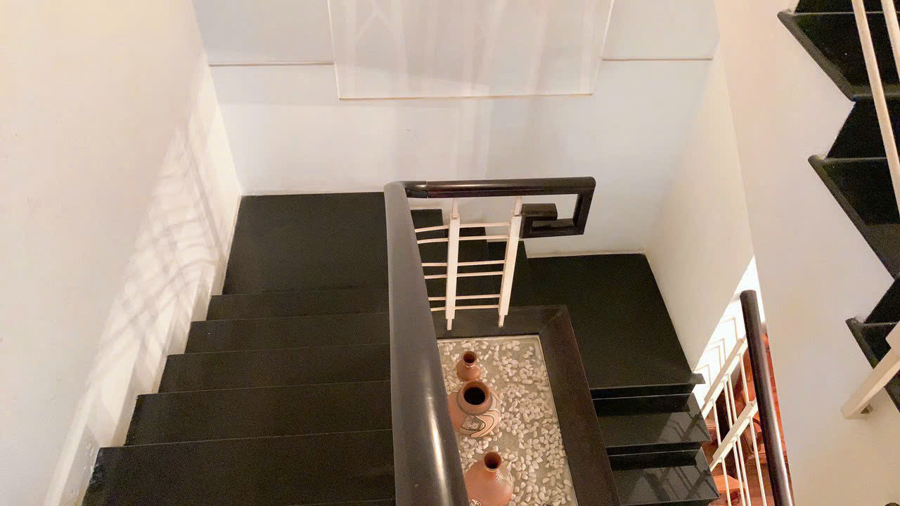 Cho thuê biệt thự góc 2 mặt tiền Mỹ Thái, phú mỹ hưng, quận 7. Diện tích: 10x18m, 3 phòng ngủ, nội thất đầy đủ, đep. Sân vườn rộng, giá thuê chỉ: 59 triệu/ tháng. Anh chị xem nhà liên hệ: hotline Ngọc Thư - 8289