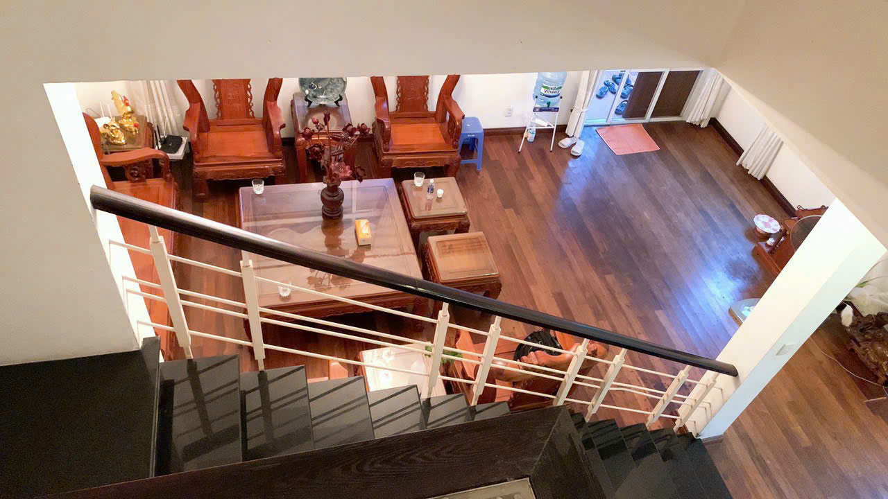 Cho thuê biệt thự góc 2 mặt tiền Mỹ Thái, phú mỹ hưng, quận 7. Diện tích: 10x18m, 3 phòng ngủ, nội thất đầy đủ, đep. Sân vườn rộng, giá thuê chỉ: 59 triệu/ tháng. Anh chị xem nhà liên hệ: hotline Ngọc Thư - 8285